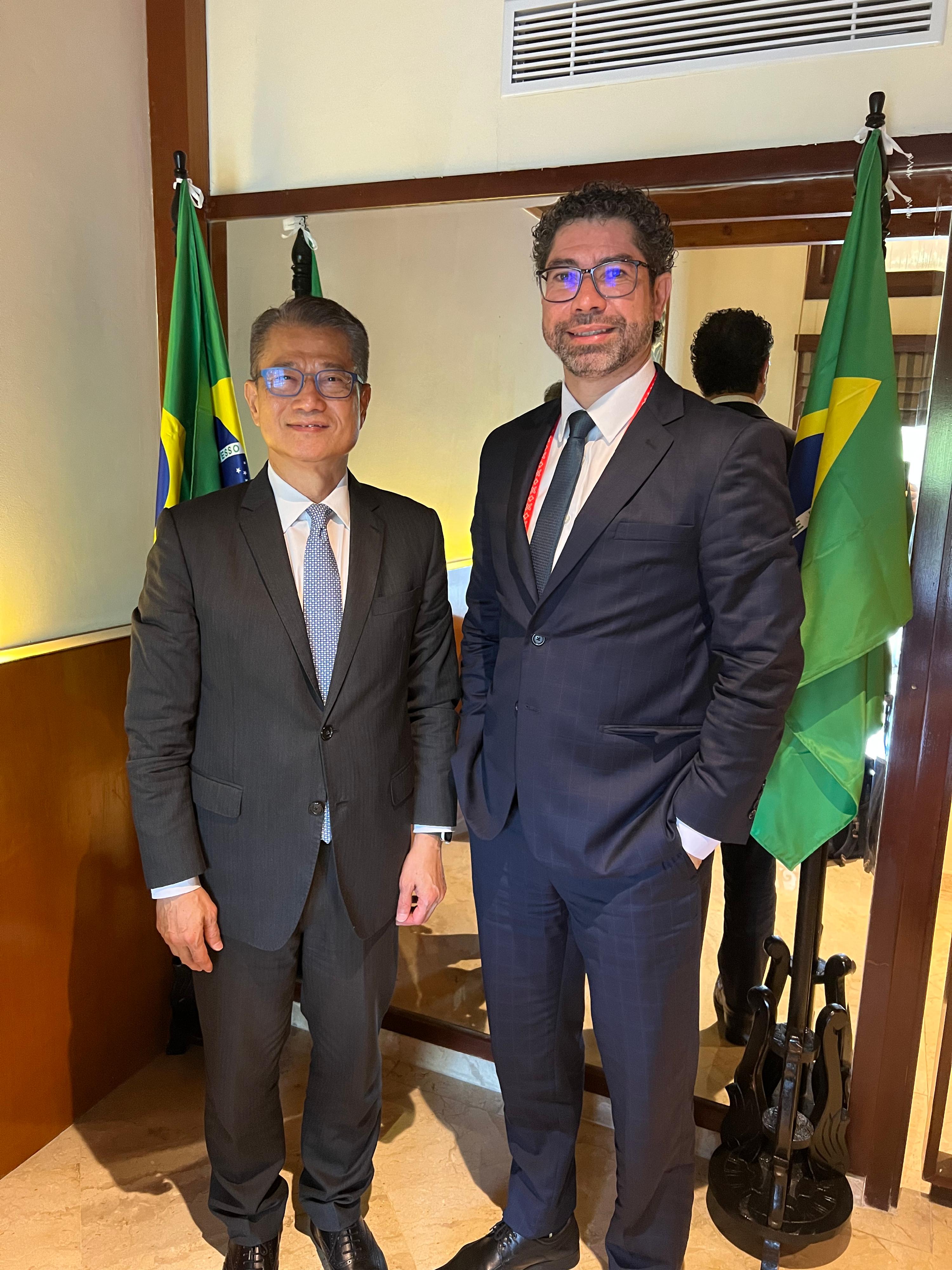 The Financial Secretary, Mr Paul Chan, today (November 16) continued to attend the Group of Twenty (G20) Leaders' Summit in Bali, Indonesia, as part of the delegation of the People's Republic of China. Photo shows Mr Chan (left) meeting with the Secretary for International Economic Affairs, Ministry of Economy of Brazil, Mr Marco Aurélio Rocha (right).