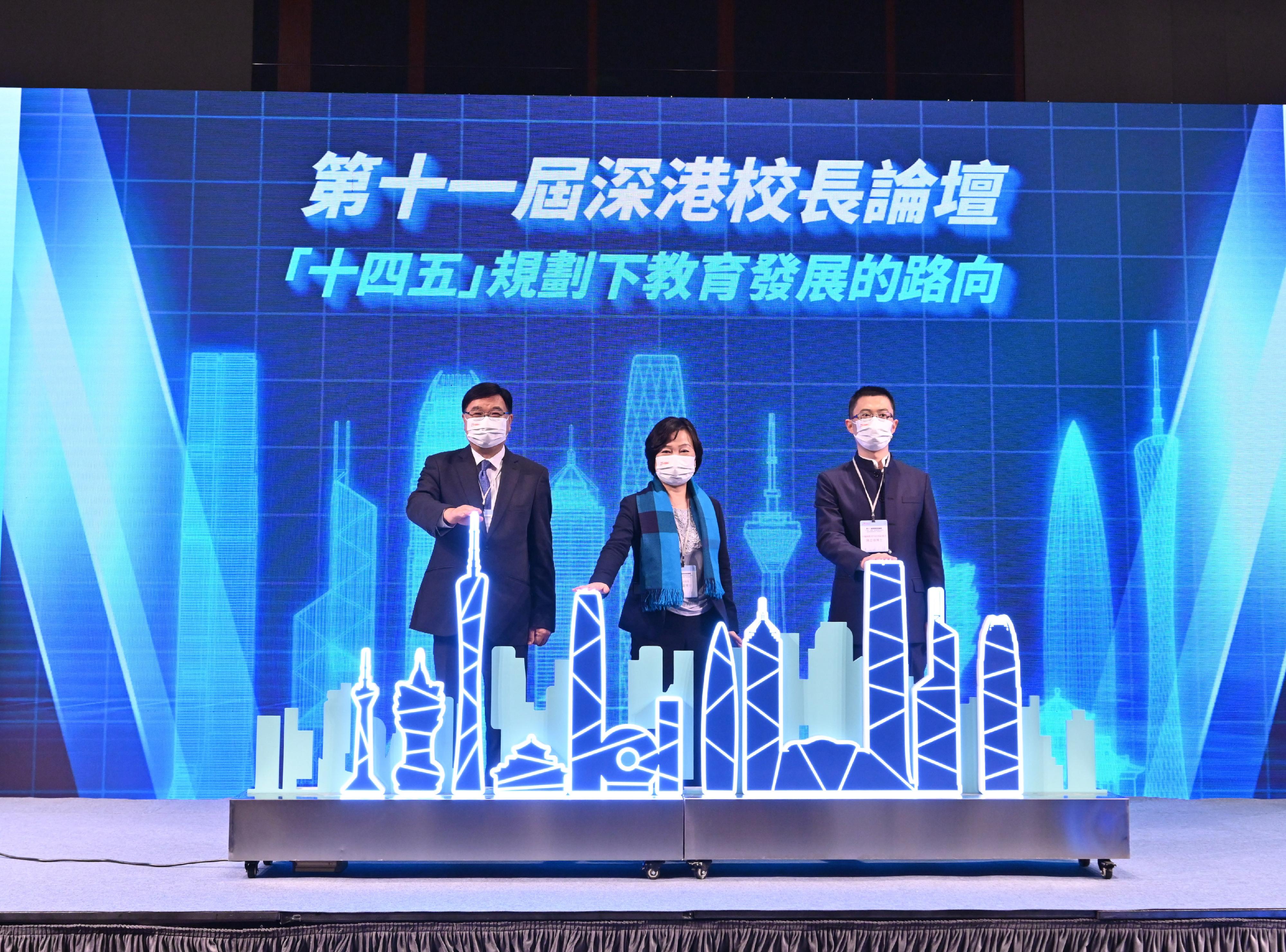 The Secretary for Education, Dr Choi Yuk-lin (centre), officiates at the opening ceremony of the "Shenzhen-Hong Kong Principals' Forum cum Celebration of the 25th Anniversary of Establishment of the Hong Kong Special Administrative Region" with the Deputy Division Director of the Department of Educational, Scientific and Technological Affairs of the Liaison Office of the Central People's Government in the Hong Kong Special Administrative Region, Dr Chen Zhilu (right), and the Chairman of the Research Grants Council and Emeritus President of the Hong Kong Metropolitan University, Professor Wong Yuk-shan, today (November 17).