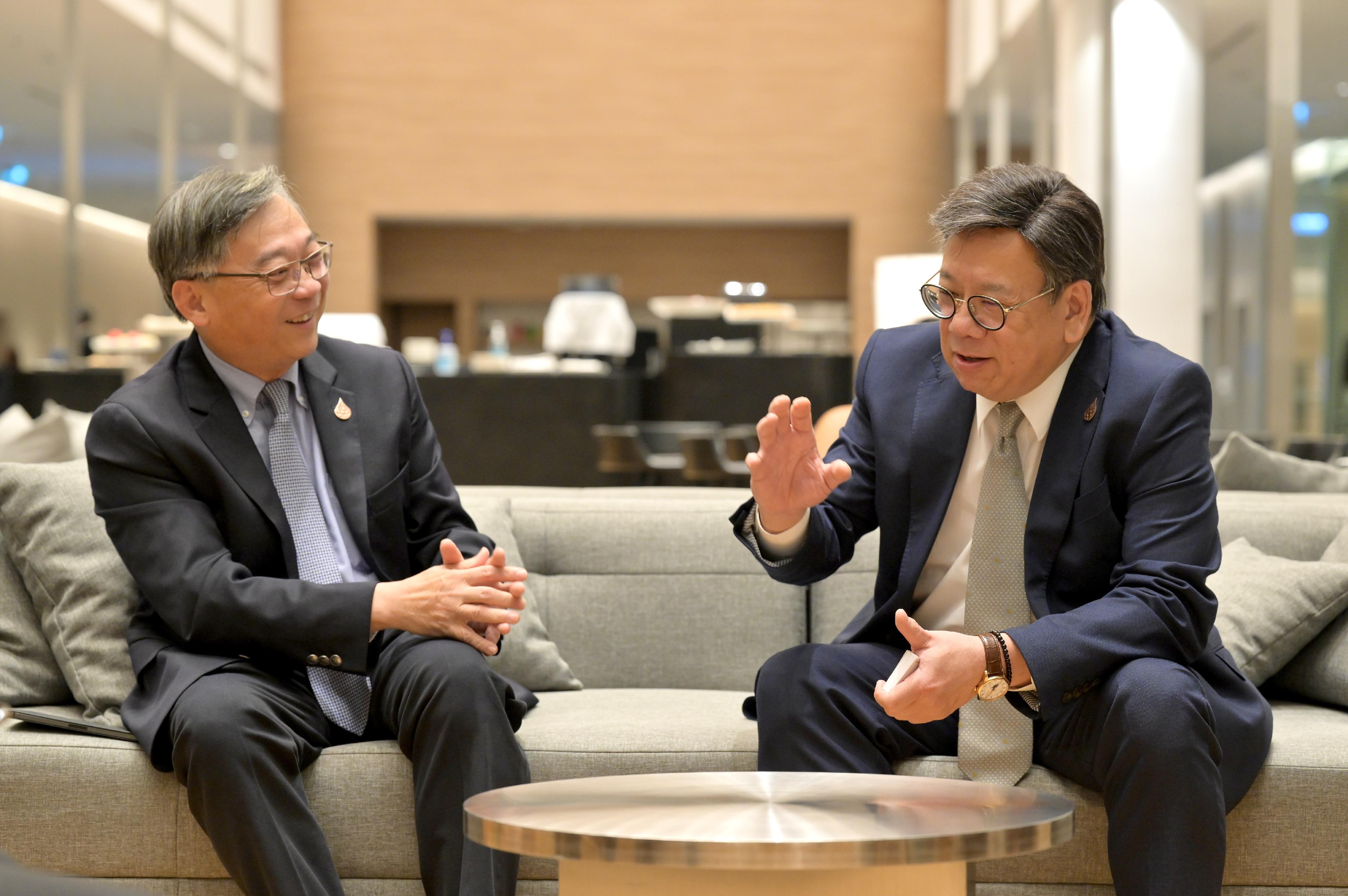 The Secretary for Commerce and Economic Development, Mr Algernon Yau, attended the 33rd Asia-Pacific Economic Cooperation Ministerial Meeting in Bangkok, Thailand, today (November 17). Photo shows Mr Yau (right) meeting with the Minister for Trade and Industry of Singapore, Mr Gan Kim Yong (left), to discuss various trade and economic issues after his arrival yesterday (November 16).
