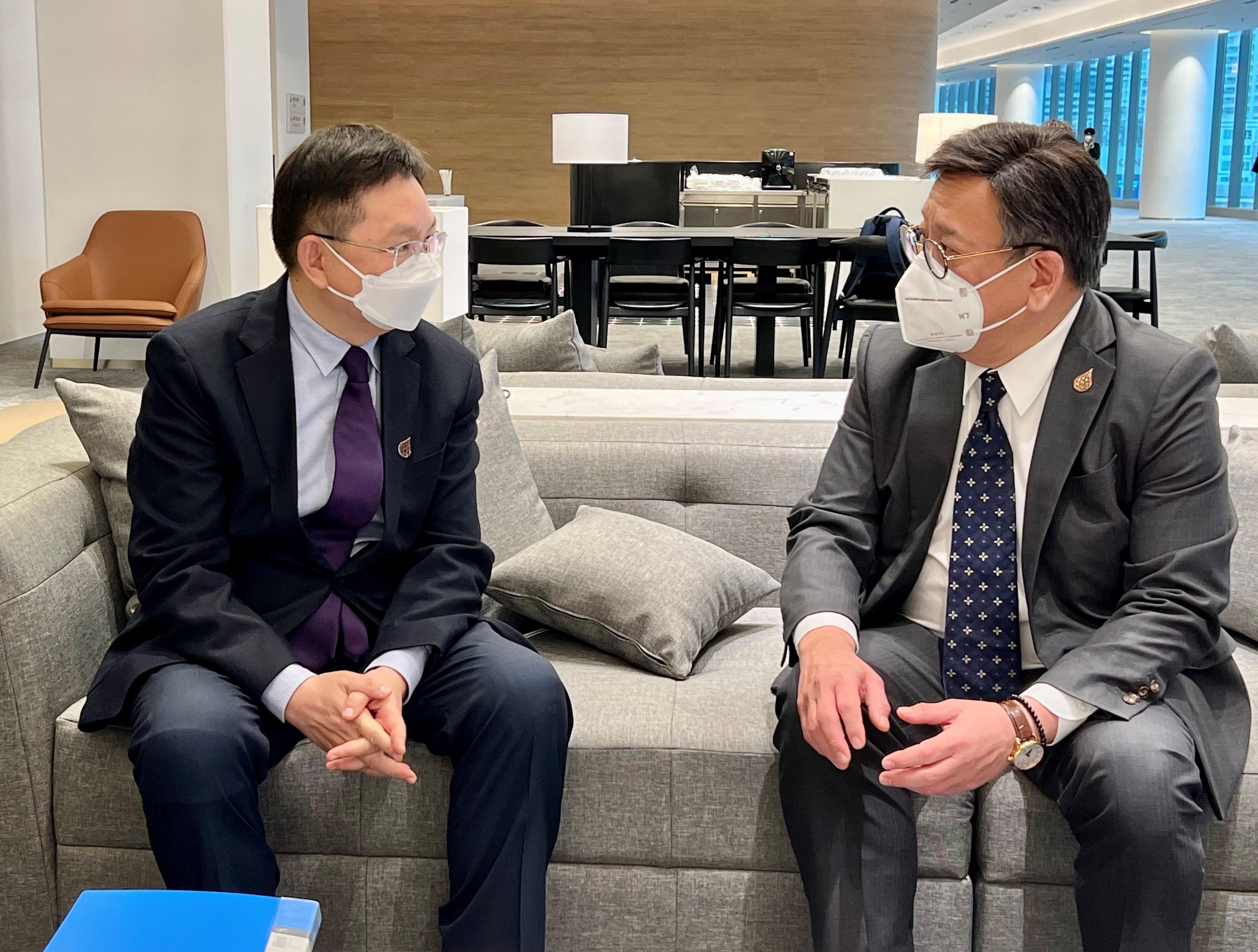 The Secretary for Commerce and Economic Development, Mr Algernon Yau, attended the 33rd Asia-Pacific Economic Cooperation Ministerial Meeting in Bangkok, Thailand, today (November 17). On the sidelines of the meeting, Mr Yau (right) met with Vice Minister of Commerce Mr Ling Ji (left) to keep him abreast of the latest economic and trade developments in Hong Kong.
