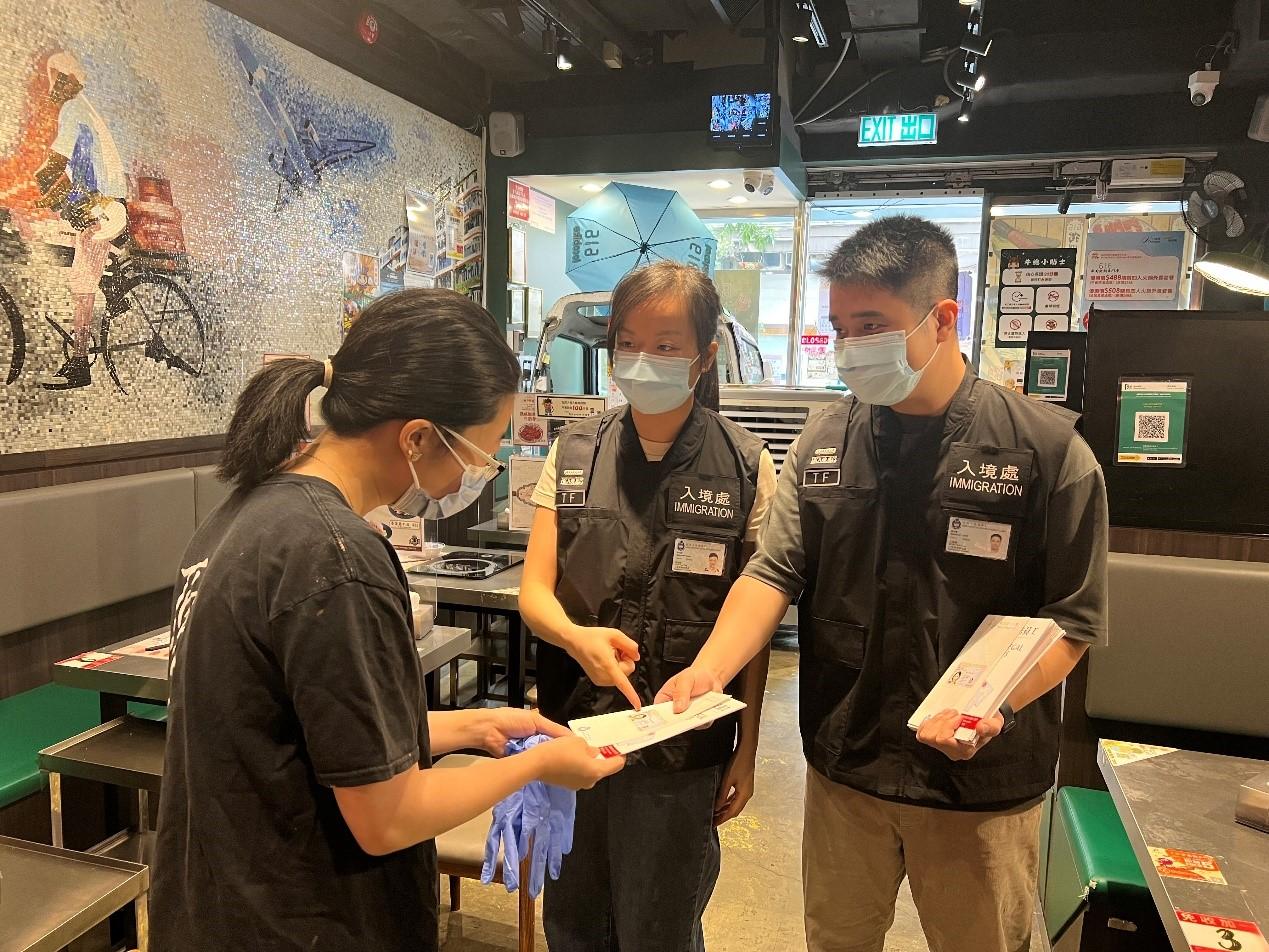 The Immigration Department mounted a series of territory-wide anti-illegal worker operations codenamed "Breakthrough" for three consecutive days from November 14 to yesterday (November 16). Photo shows Immigration investigation sub-division officers distributing "Don't Employ Illegal Workers" leaflets to restaurant staff.
