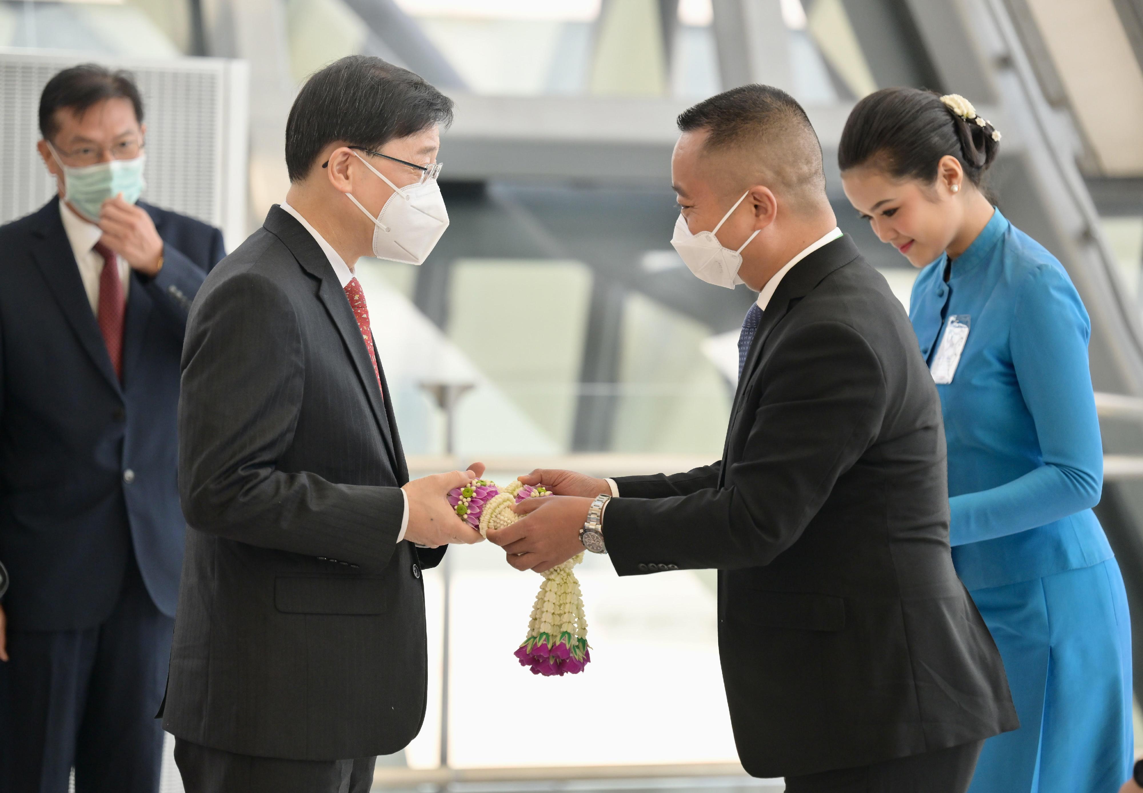 行政長官李家超今日（十一月十七日）上午抵達泰國曼谷，出席亞太區經濟合作組織二○二二領導人非正式會議及相關會議。圖示泰國總理府副部長Ronaphop Patamadis（右）在機場迎接李家超（左）。
