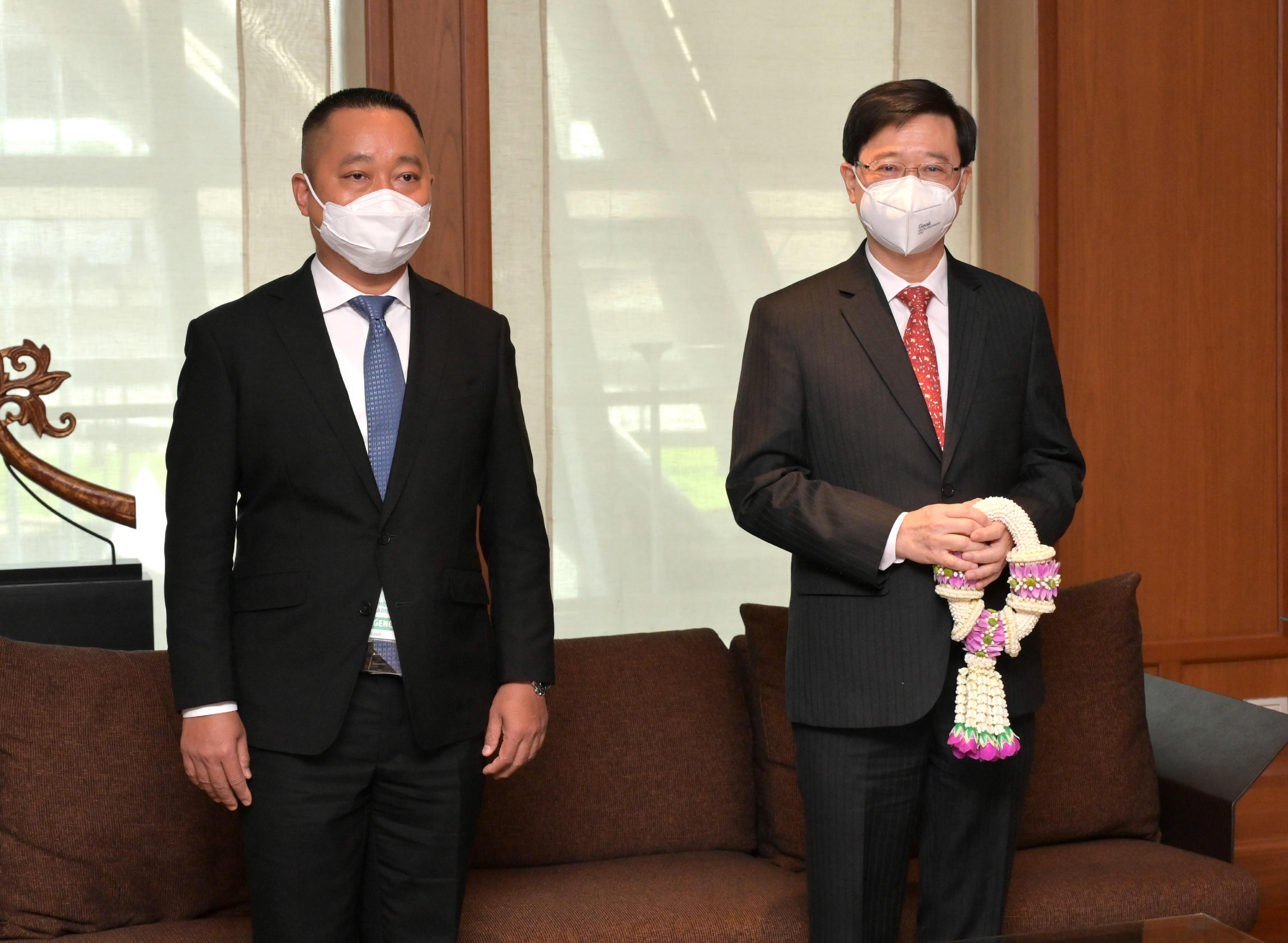 行政長官李家超今日（十一月十七日）上午抵達泰國曼谷，出席亞太區經濟合作組織二○二二領導人非正式會議及相關會議。圖示李家超（右）與泰國總理府副部長Ronaphop Patamadis（左）在機場會面。