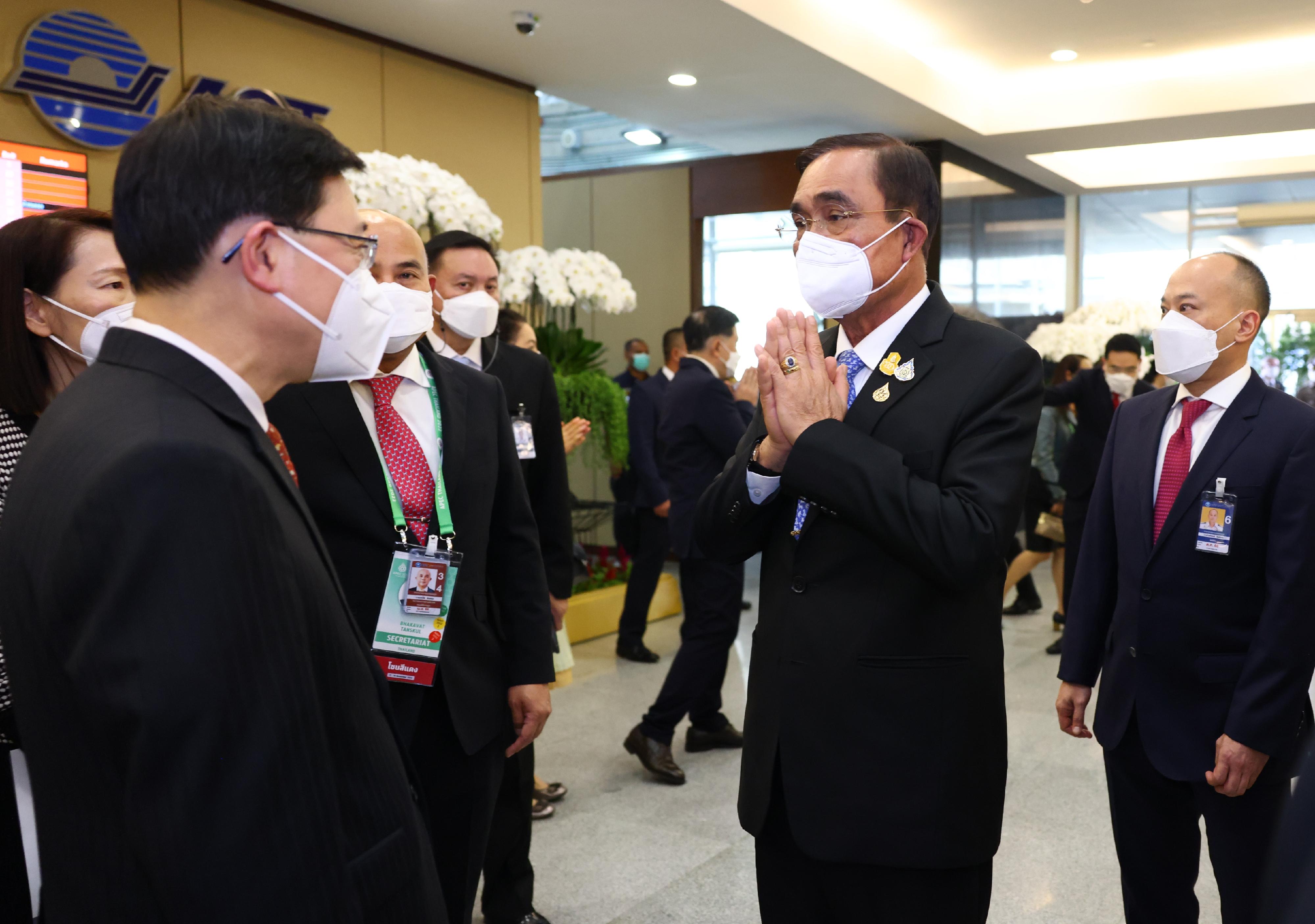 行政長官李家超（左二）今日（十一月十七日）在泰國曼谷素萬那普國際機場與泰國總理巴育（右二）會面。