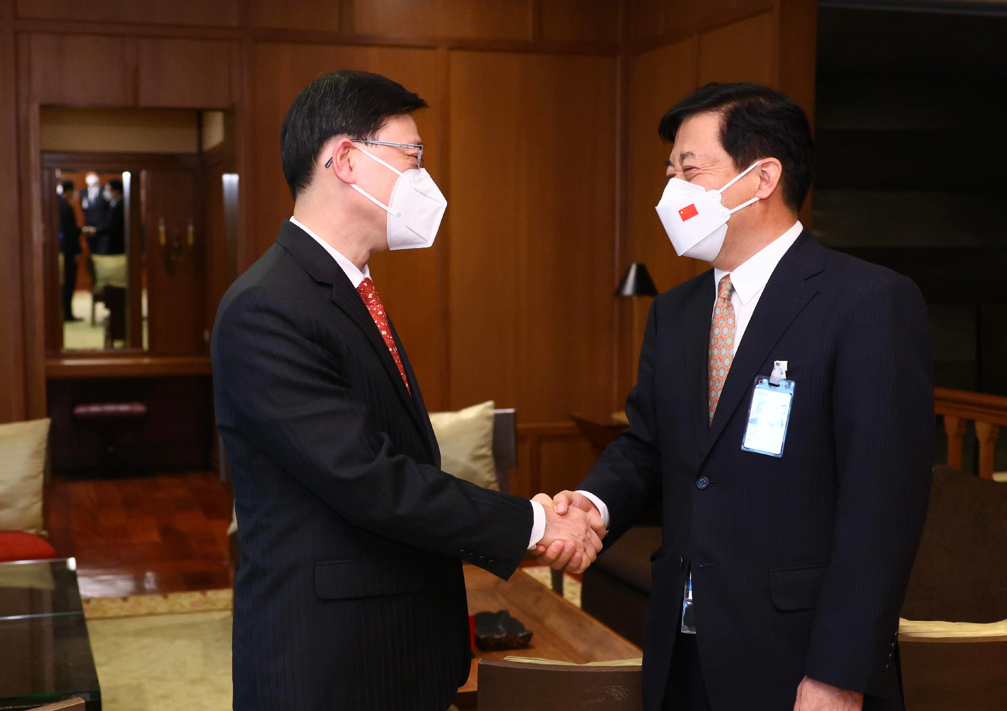 The Chief Executive, Mr John Lee (left), meets with the Ambassador Extraordinary and Plenipotentiary of the People's Republic of China to the Kingdom of Thailand, Mr Han Zhiqiang (right), in Bangkok, Thailand, today (November 17).
