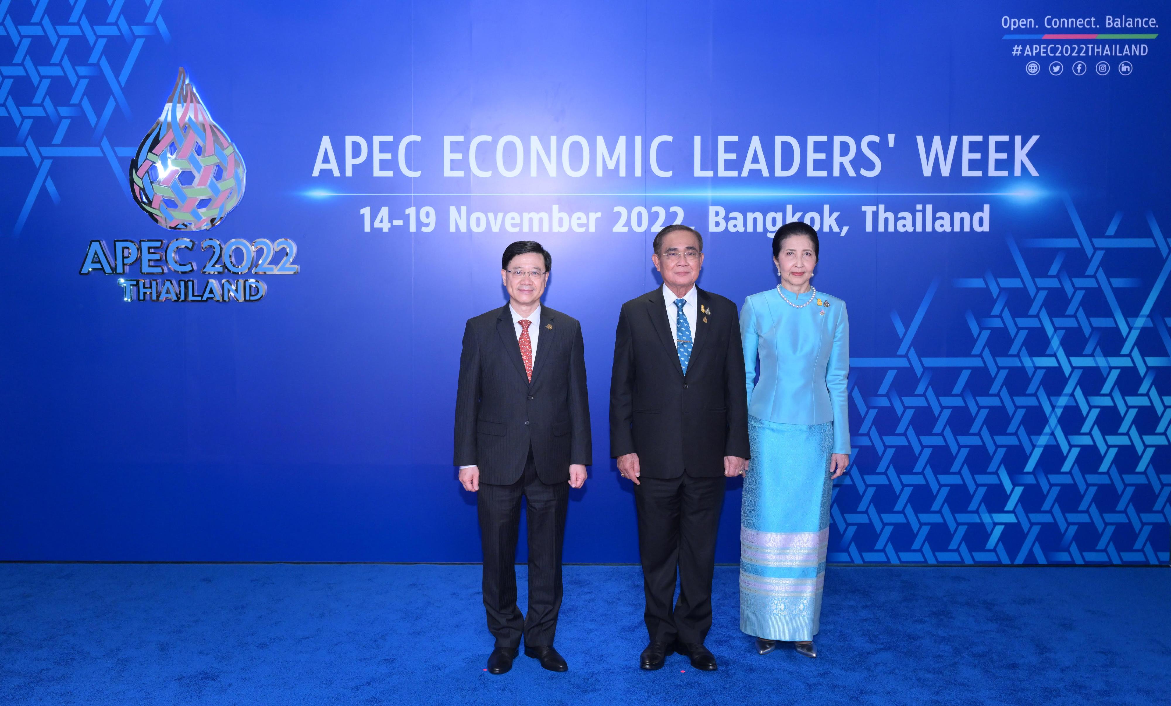 The Chief Executive, Mr John Lee, attended the Asia-Pacific Economic Cooperation 2022 Economic Leaders' Meeting gala dinner and cultural performance in Bangkok, Thailand, this evening (November 17). Photo shows Mr Lee (left) pictured with the Prime Minister of Thailand, Mr Prayut Chan-o-cha (centre), at the dinner.