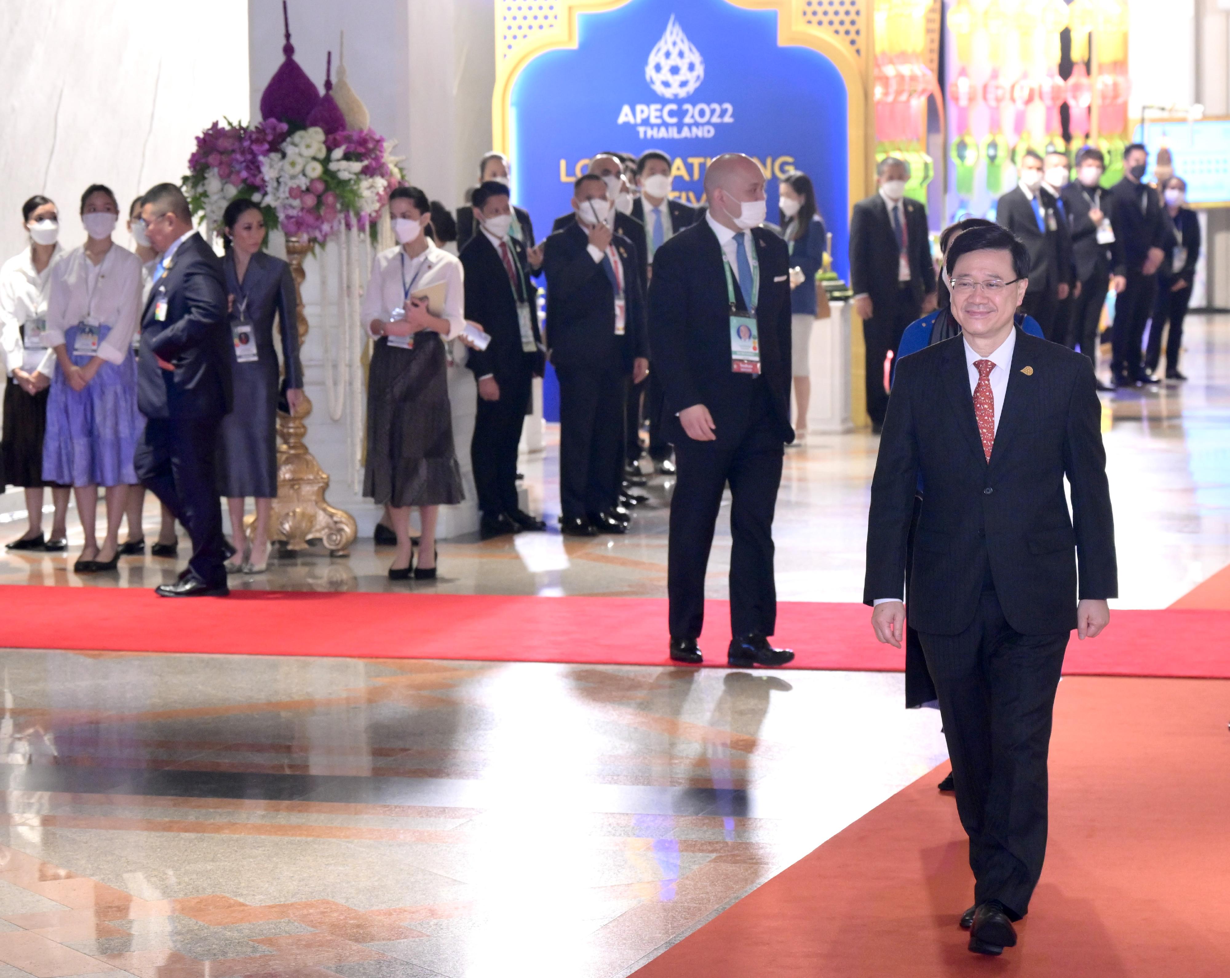 The Chief Executive, Mr John Lee, attended the Asia-Pacific Economic Cooperation 2022 Economic Leaders' Meeting gala dinner and cultural performance in Bangkok, Thailand, this evening (November 17).