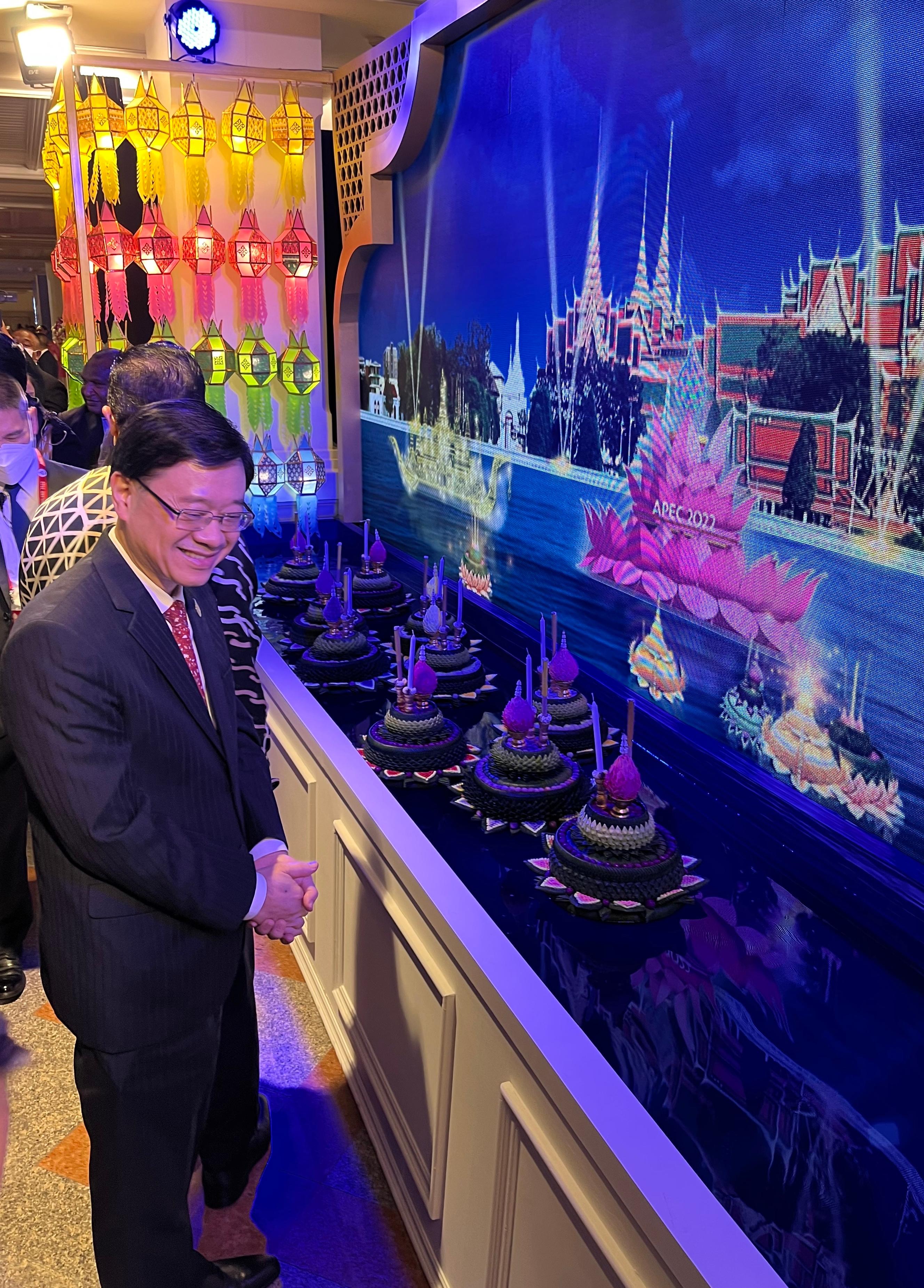 The Chief Executive, Mr John Lee, attended the Asia-Pacific Economic Cooperation 2022 Economic Leaders' Meeting gala dinner and cultural performance in Bangkok, Thailand, this evening (November 17). Photo shows Mr Lee viewing the cultural arts at the venue of the gala dinner.