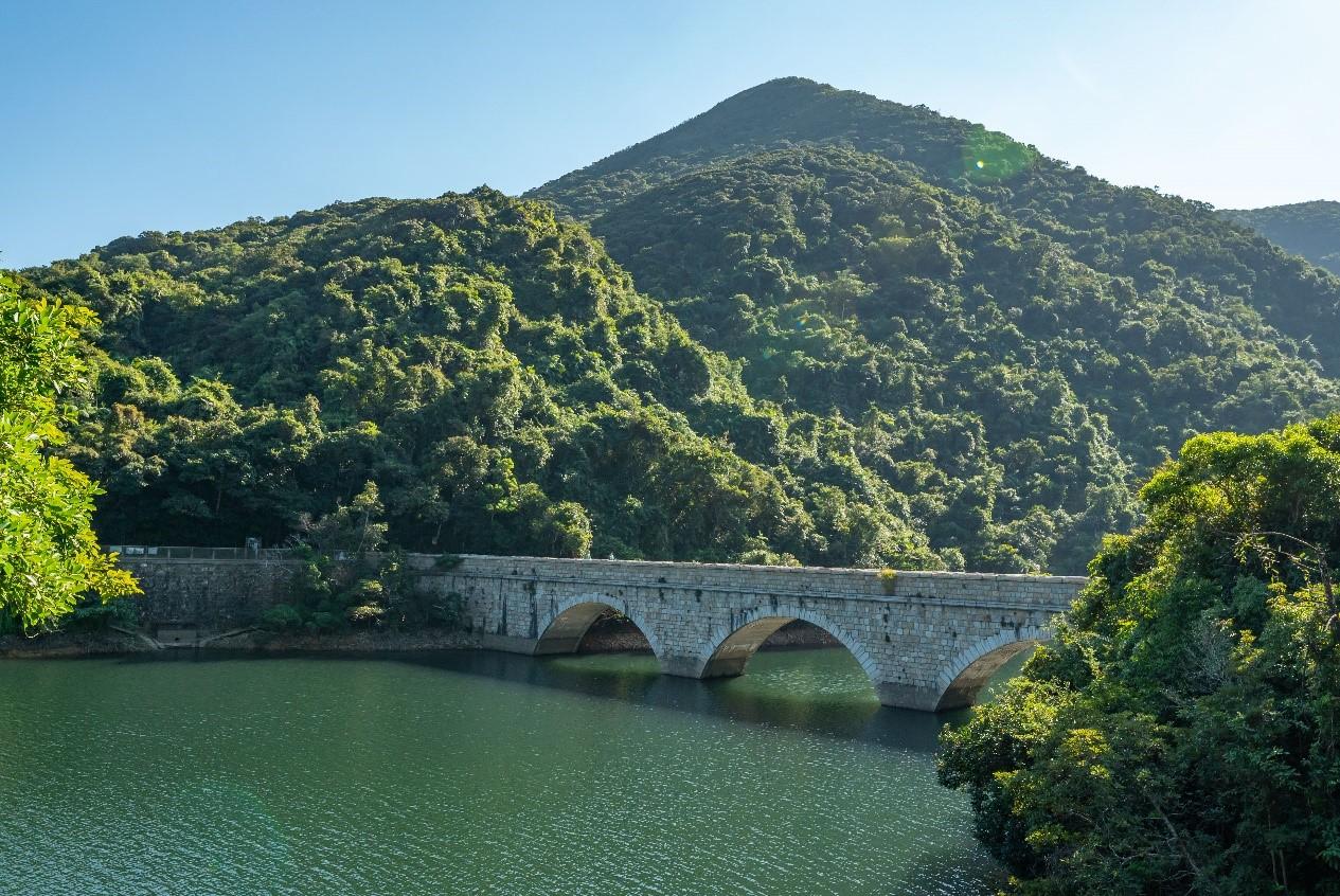 The Leisure and Cultural Services Department is remaking videos of the Hiking Scheme to enrich the information and to improve the quality so as to promote hiking, which is an activity suitable for families. Photo shows the Tai Tam Tuk Reservoir Masonry Bridge in the Braemar Hill - Tai Tam Tuk Reservoir route.