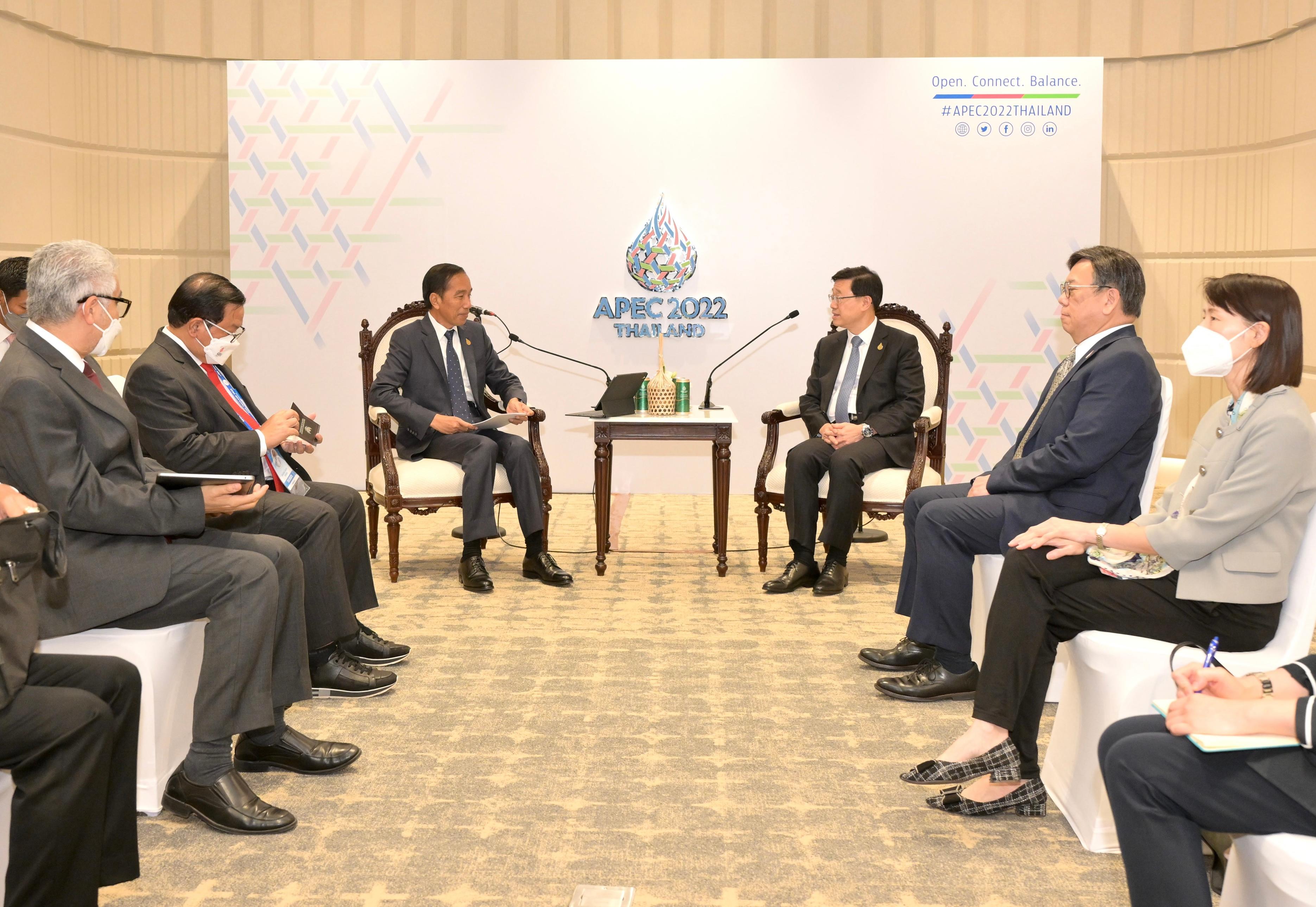 The Chief Executive, Mr John Lee (third right), has a bilateral meeting with the President of Indonesia, Mr Joko Widodo (third left), while attending the 29th Asia-Pacific Economic Cooperation Economic Leaders' Meeting in Bangkok, Thailand, today (November 18). The Secretary for Commerce and Economic Development, Mr Algernon Yau (second right), and the Director of the Chief Executive's Office, Ms Carol Yip (first right), also pictured in attendance.  