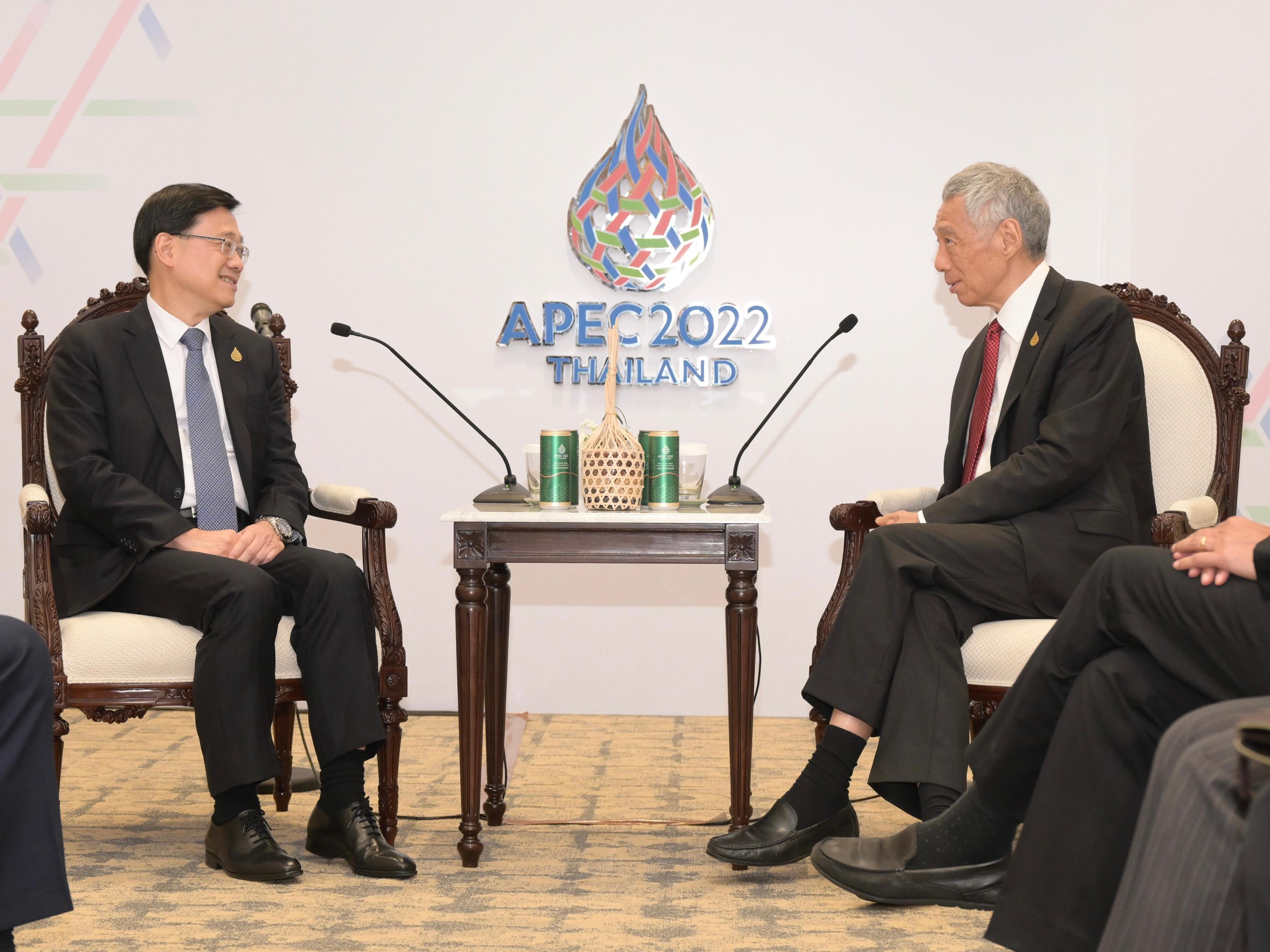 The Chief Executive, Mr John Lee (left), has a bilateral meeting with the Prime Minister of Singapore, Mr Lee Hsien Loong (right), while attending the 29th Asia-Pacific Economic Cooperation Economic Leaders' Meeting in Bangkok, Thailand, today (November 18).