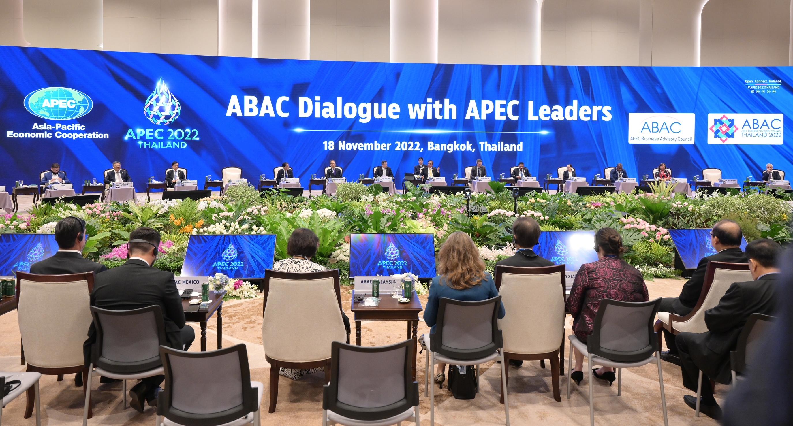 The Chief Executive, Mr John Lee (rear, third left), attends the Asia-Pacific Economic Cooperation (APEC) Leaders' Dialogue with the APEC Business Advisory Council in Bangkok, Thailand, this afternoon (November 18).