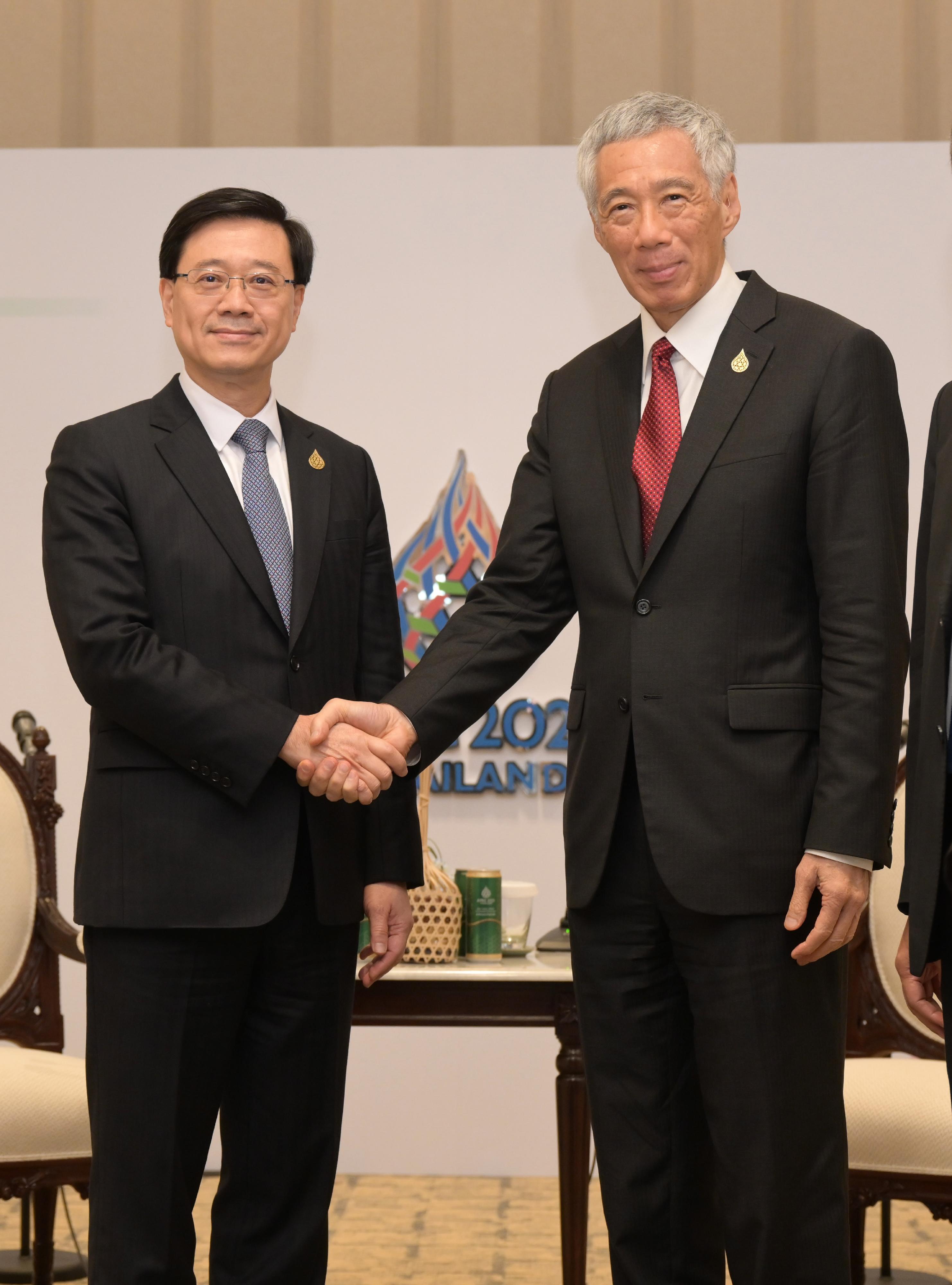 行政長官李家超（左）今日（十一月十八日）在泰國曼谷出席第二十九屆亞太區經濟合作組織領導人非正式會議期間，與新加坡總理李顯龍（右）進行雙邊會面。