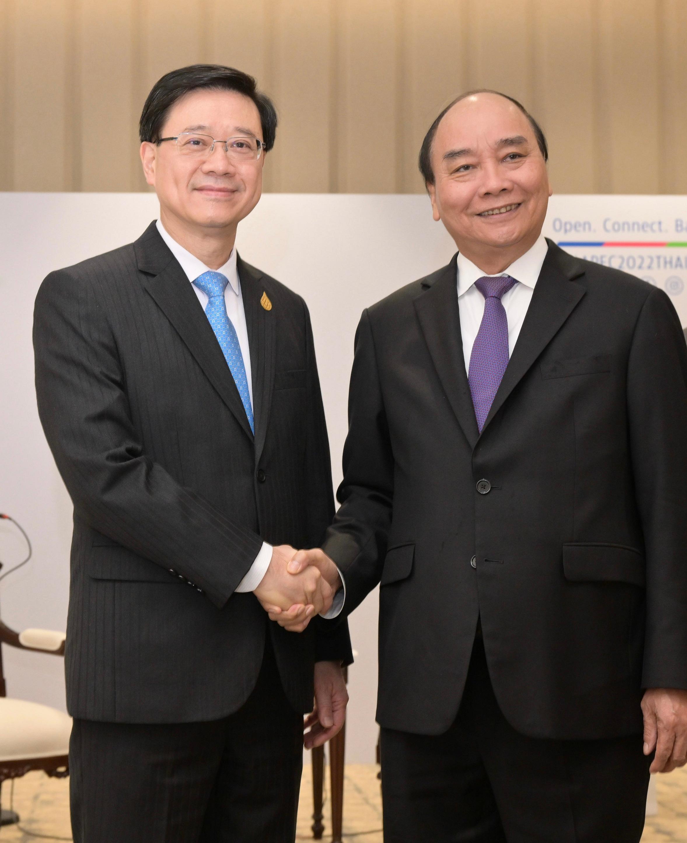 行政長官李家超（左）今日（十一月十九日）在泰國曼谷出席第二十九屆亞太區經濟合作組織領導人非正式會議期間，與越南國家主席阮春福（右）進行雙邊會面。