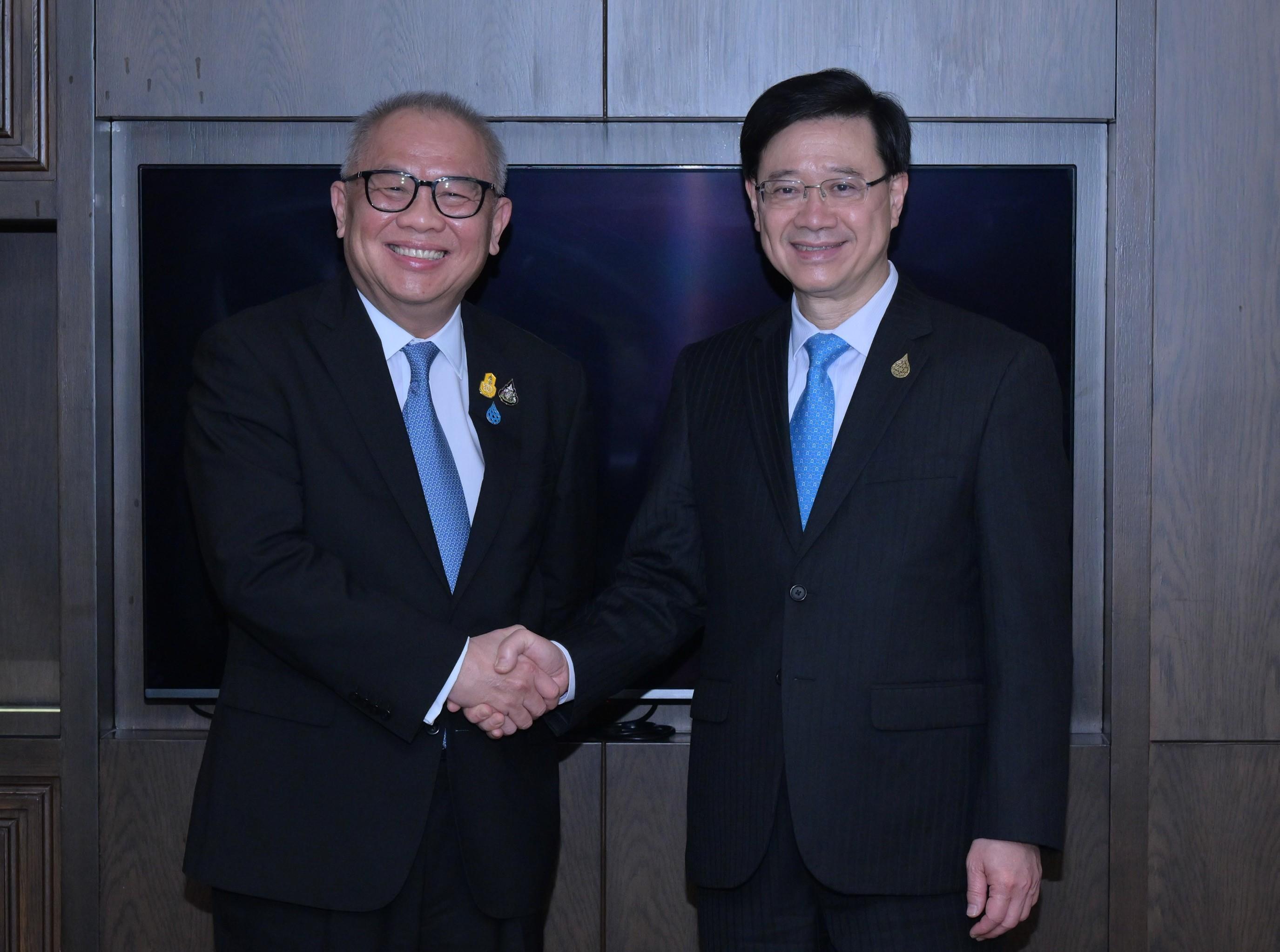 行政長官李家超（右）今日（十一月十九日）在泰國曼谷與泰國副總理兼能源部長蘇帕塔納蓬（左）會面。