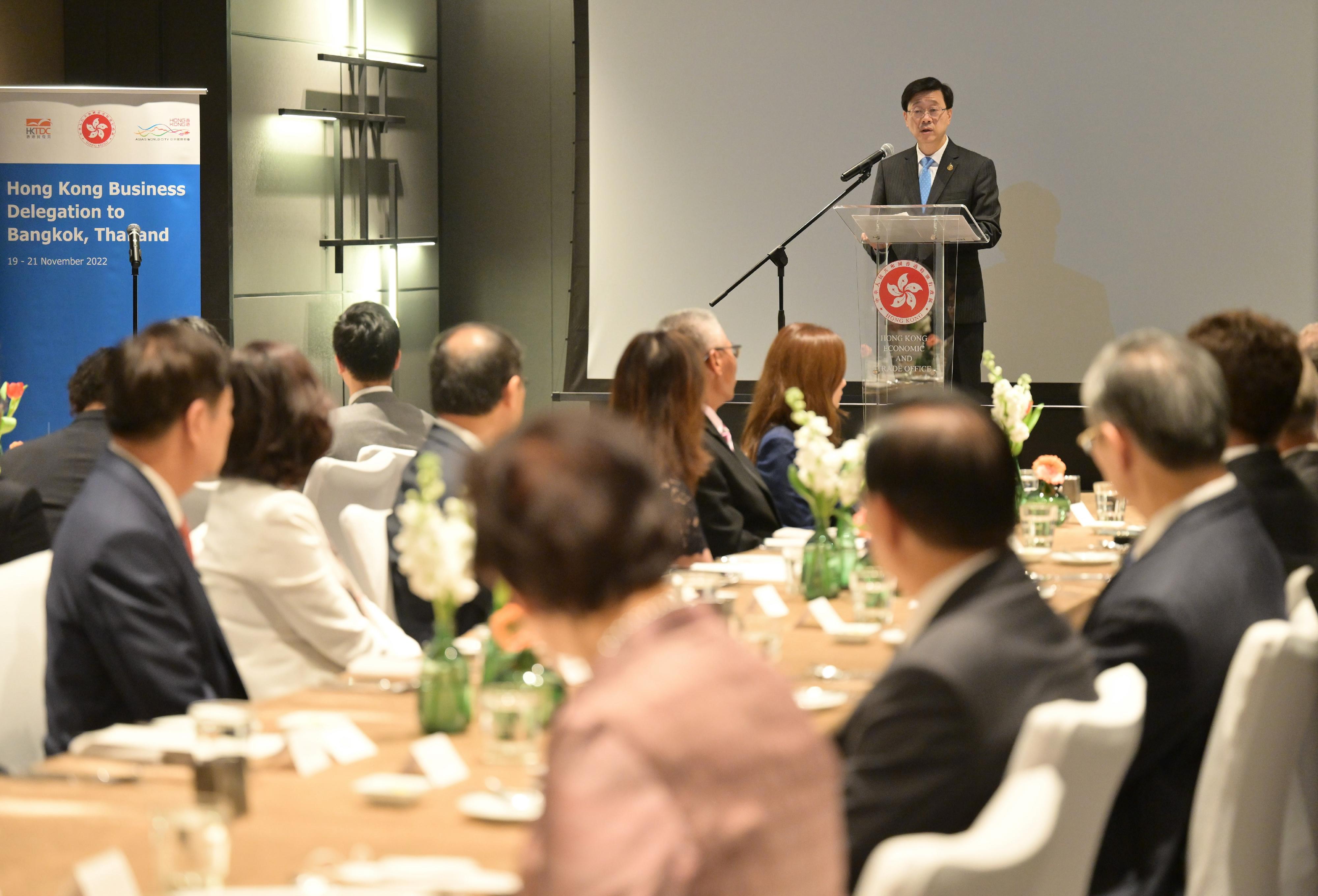 The Chief Executive, Mr John Lee, hosted a dinner for Hong Kong and Thai business leaders in Bangkok, Thailand, in the evening of November 19. Photo shows Mr Lee delivering the welcome remarks.
