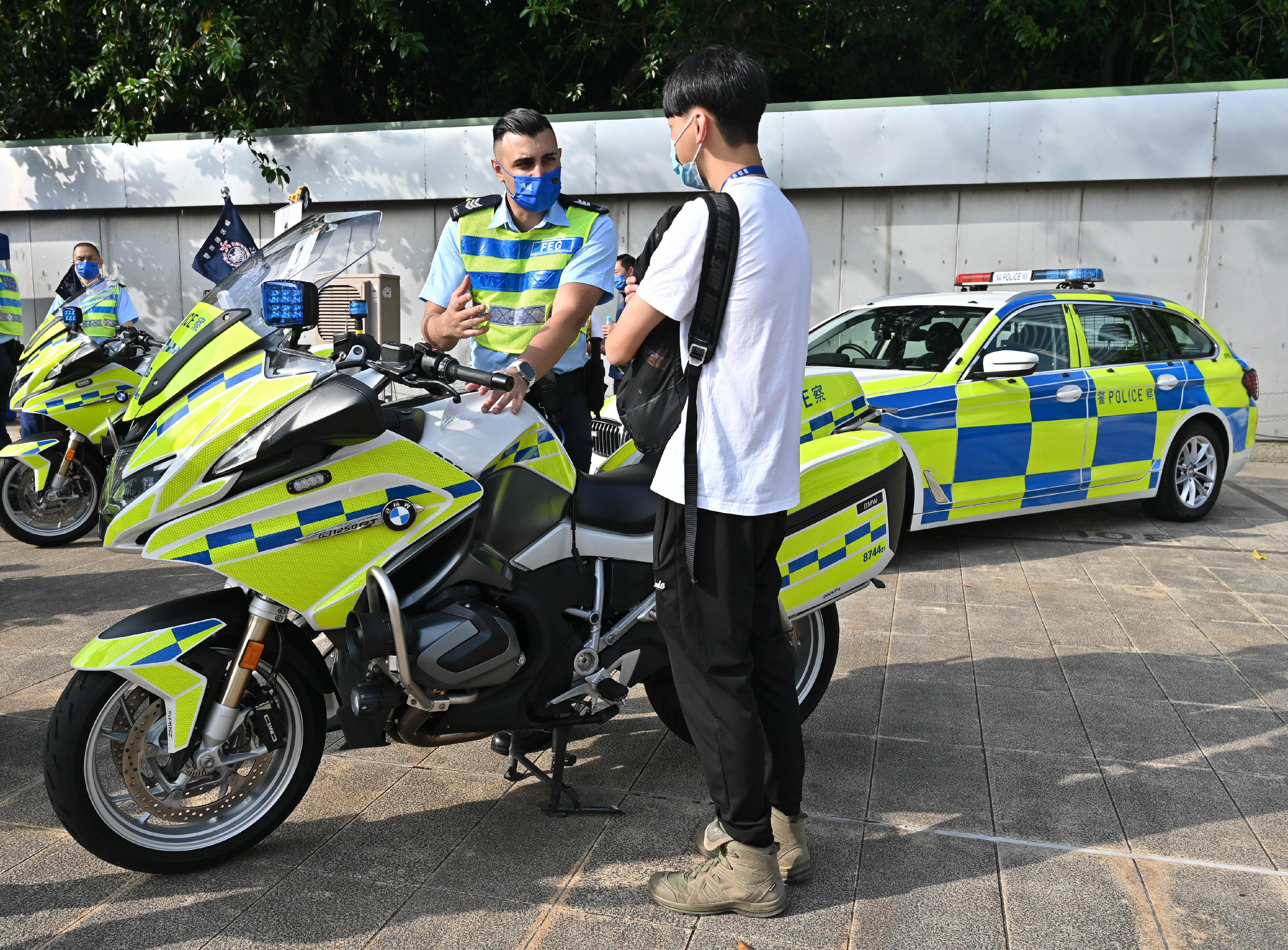 The Hong Kong Police Force today (November 20) organised the Police Recruitment Experience and Assessment Day at the Hong Kong Police College. Photo shows an officer from the Traffic Unit introducing their work to a participant.