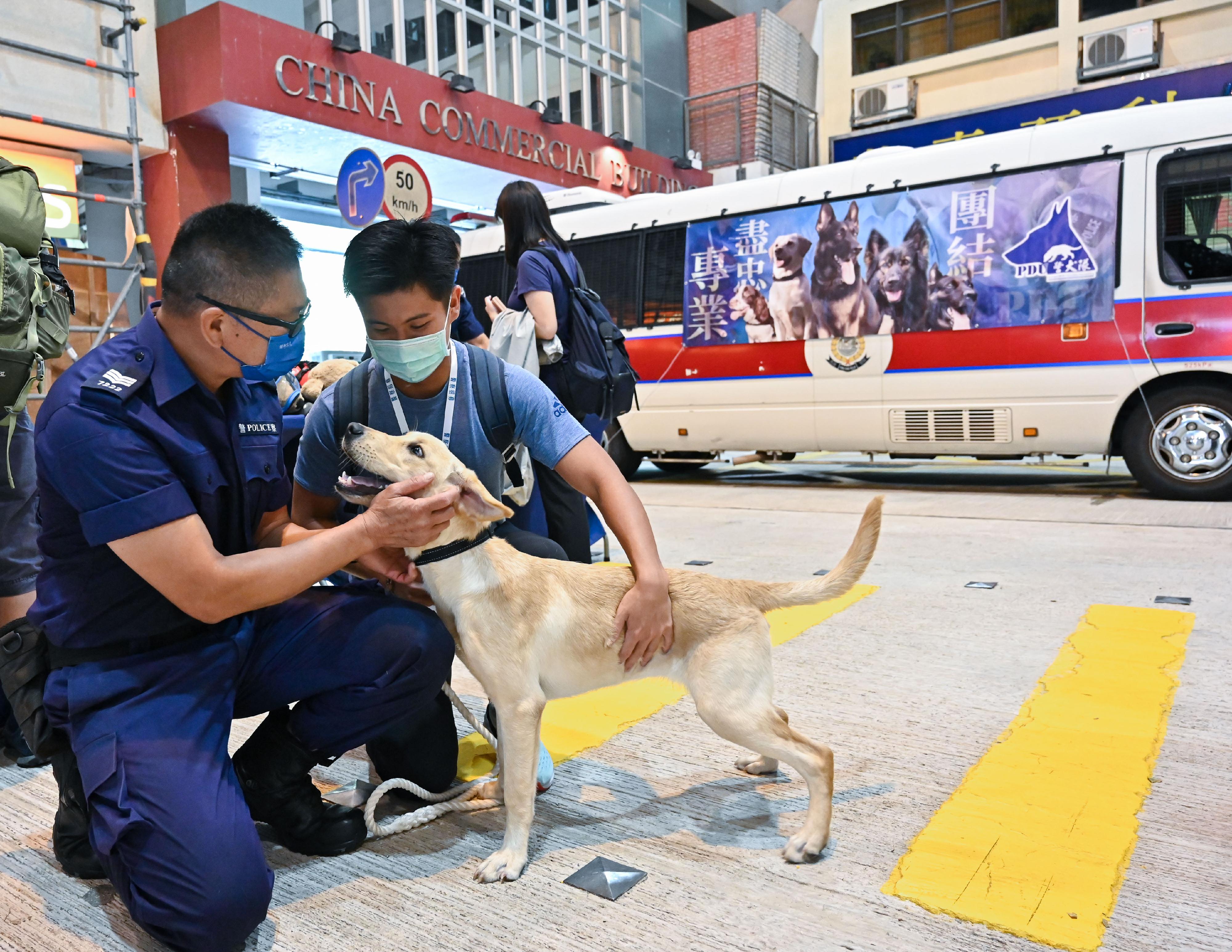 The Hong Kong Police Force today (November 20) organised the Police Recruitment Experience and Assessment Day at the Hong Kong Police College. Photo shows an officer from the Police Dog Unit introducing their work to a participant.

