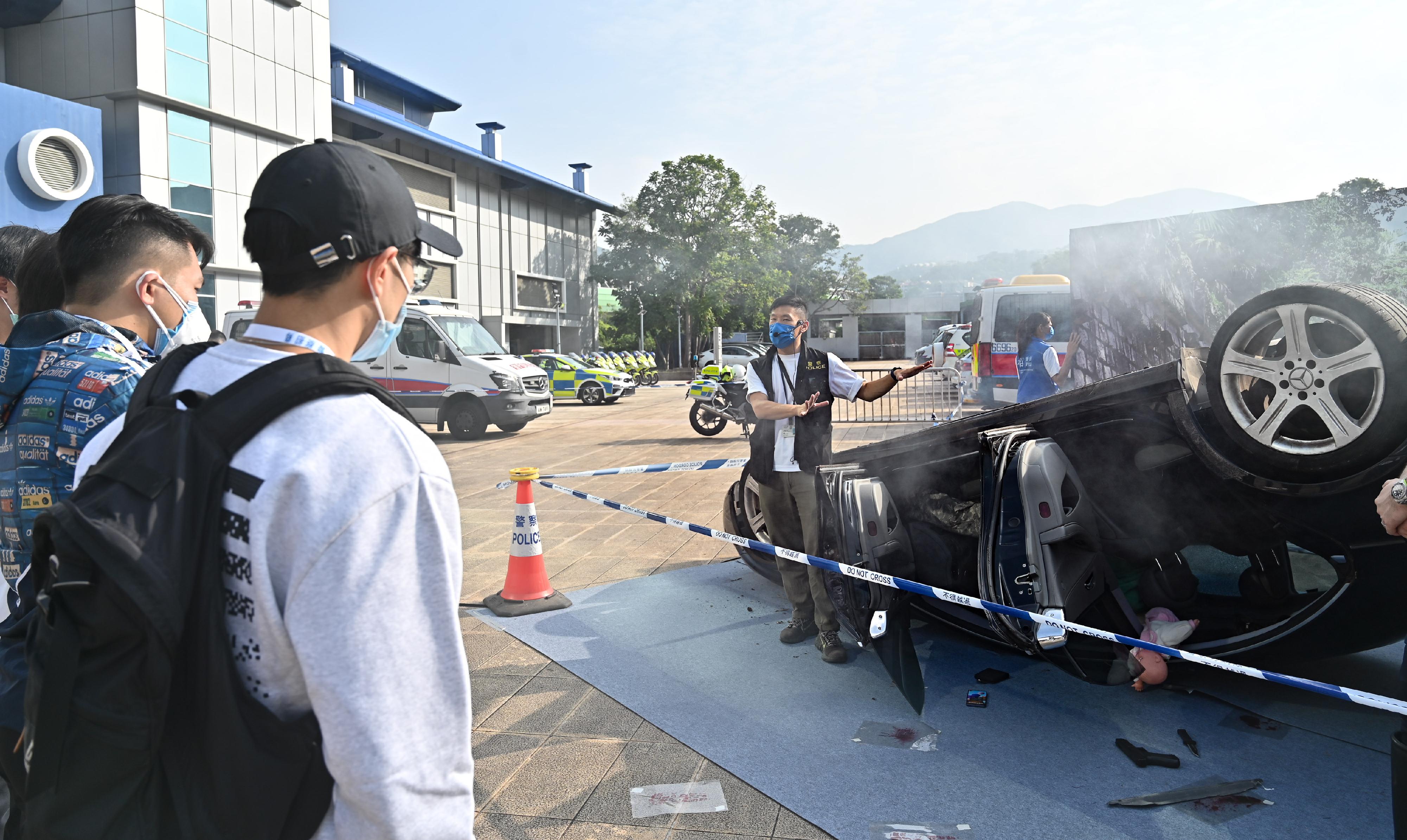 警隊今日（十一月二十日）在香港警察學院舉辦「警察招募‧體驗日」。圖示參加者參與互動劇場，透過處理模擬交通意外案件，了解不同警隊單位如何並肩保護市民的生命財產。