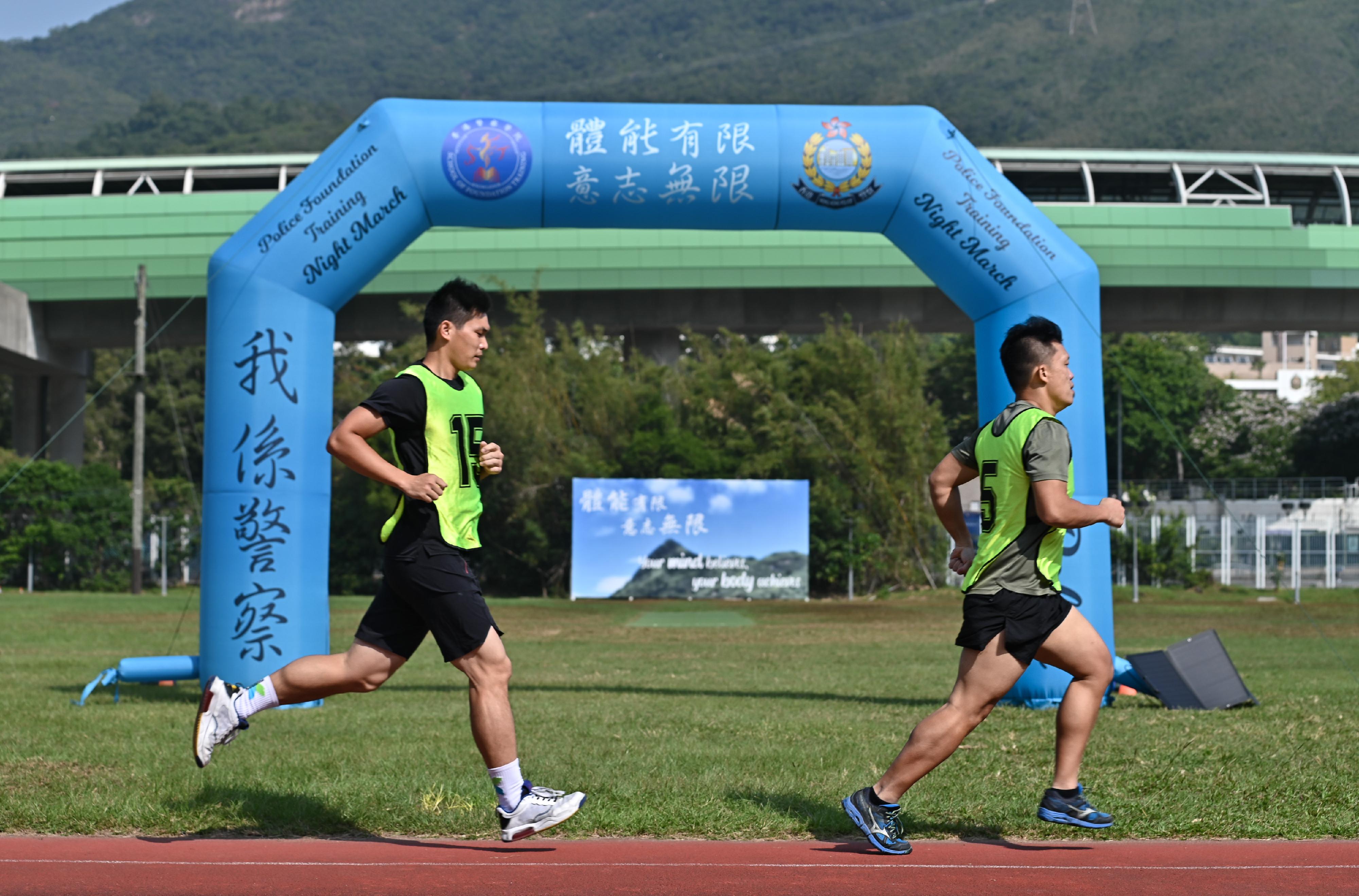 警隊今日（十一月二十日）在香港警察學院舉辦「警察招募‧體驗日」。圖示參加者參與體能測試工作坊的八百米跑項目。