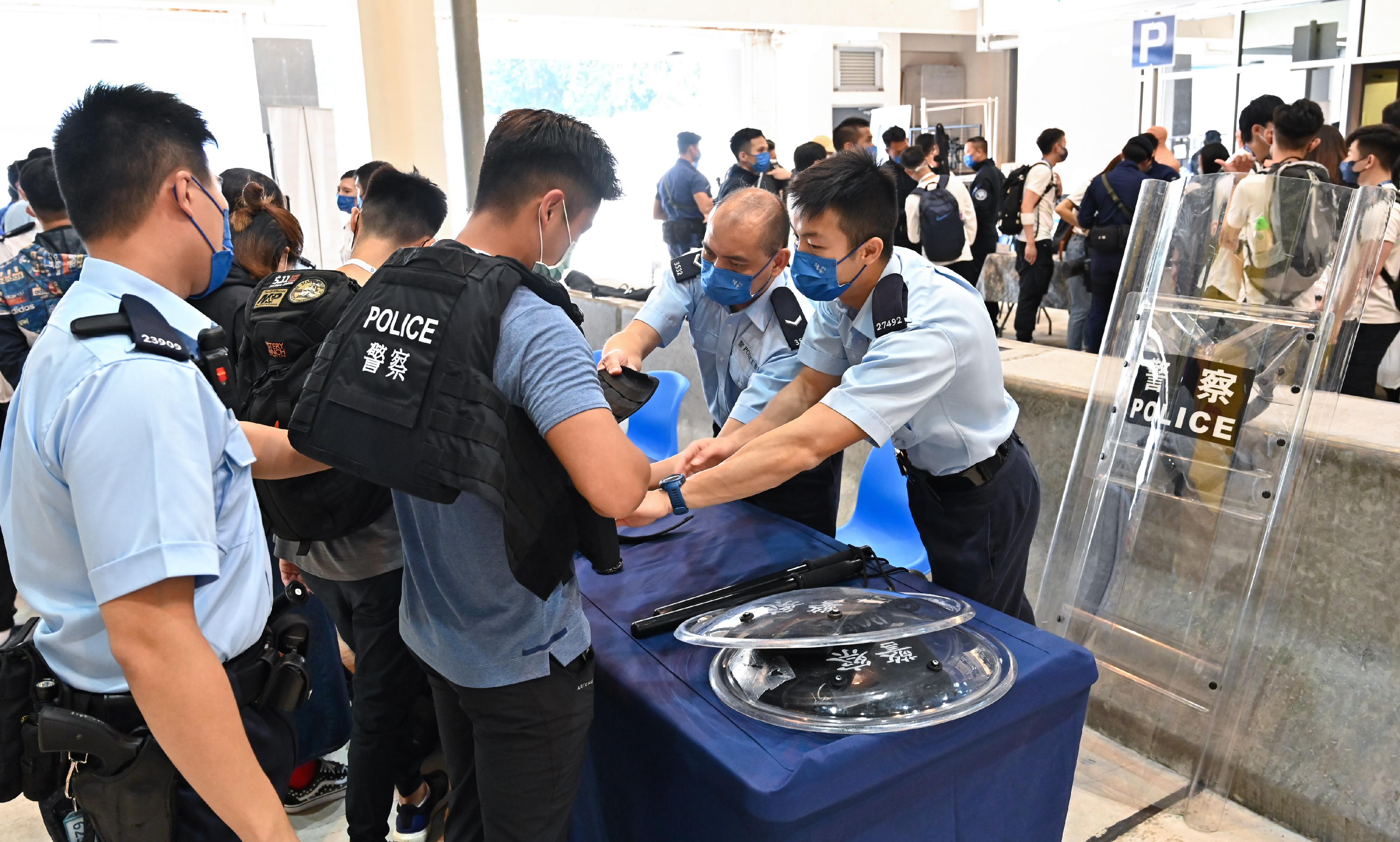 警队今日（十一月二十日）在香港警察学院举办「警察招募‧体验日」。图示军装巡逻小队人员向参加者介绍其装备。