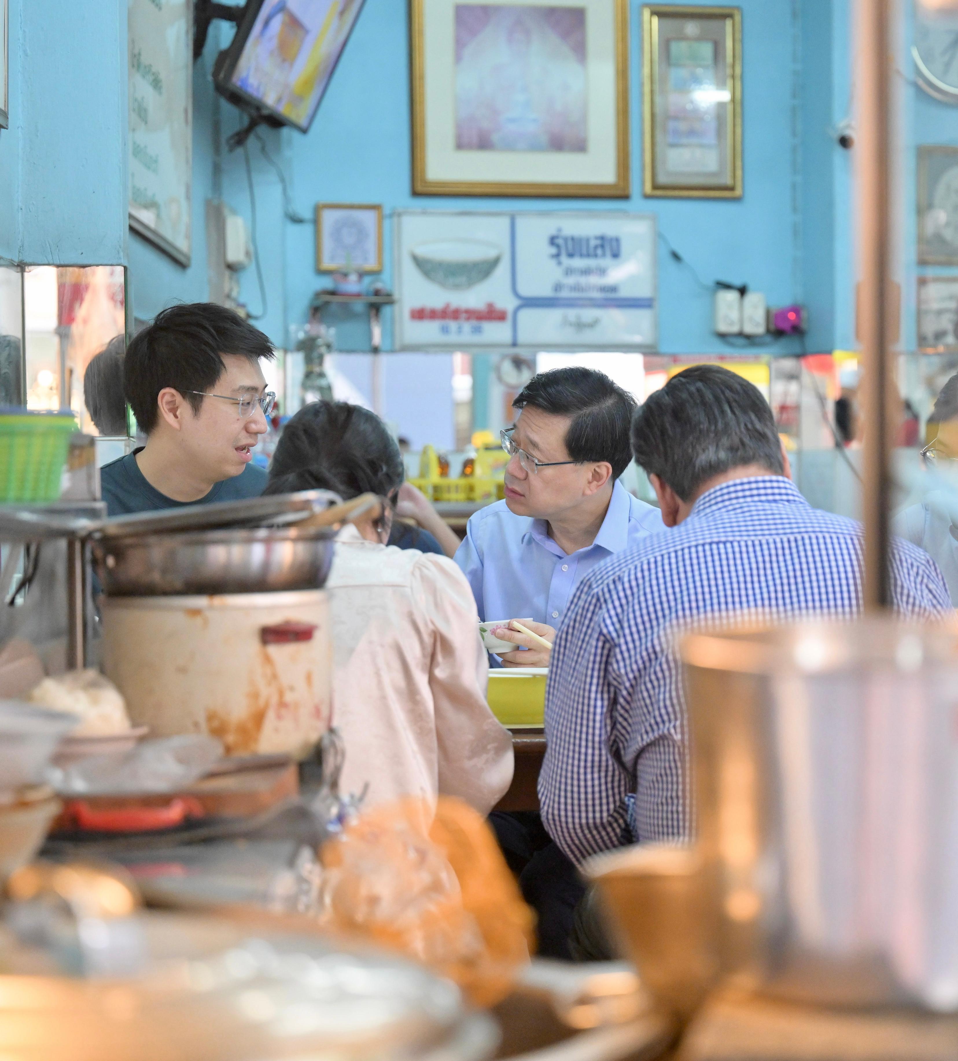 行政長官李家超今日（十一月二十日）繼續泰國曼谷訪問行程。圖示李家超（右）在香港駐曼谷經濟貿易辦事處同事陪同下，到當地一間道地餐廳用早餐。