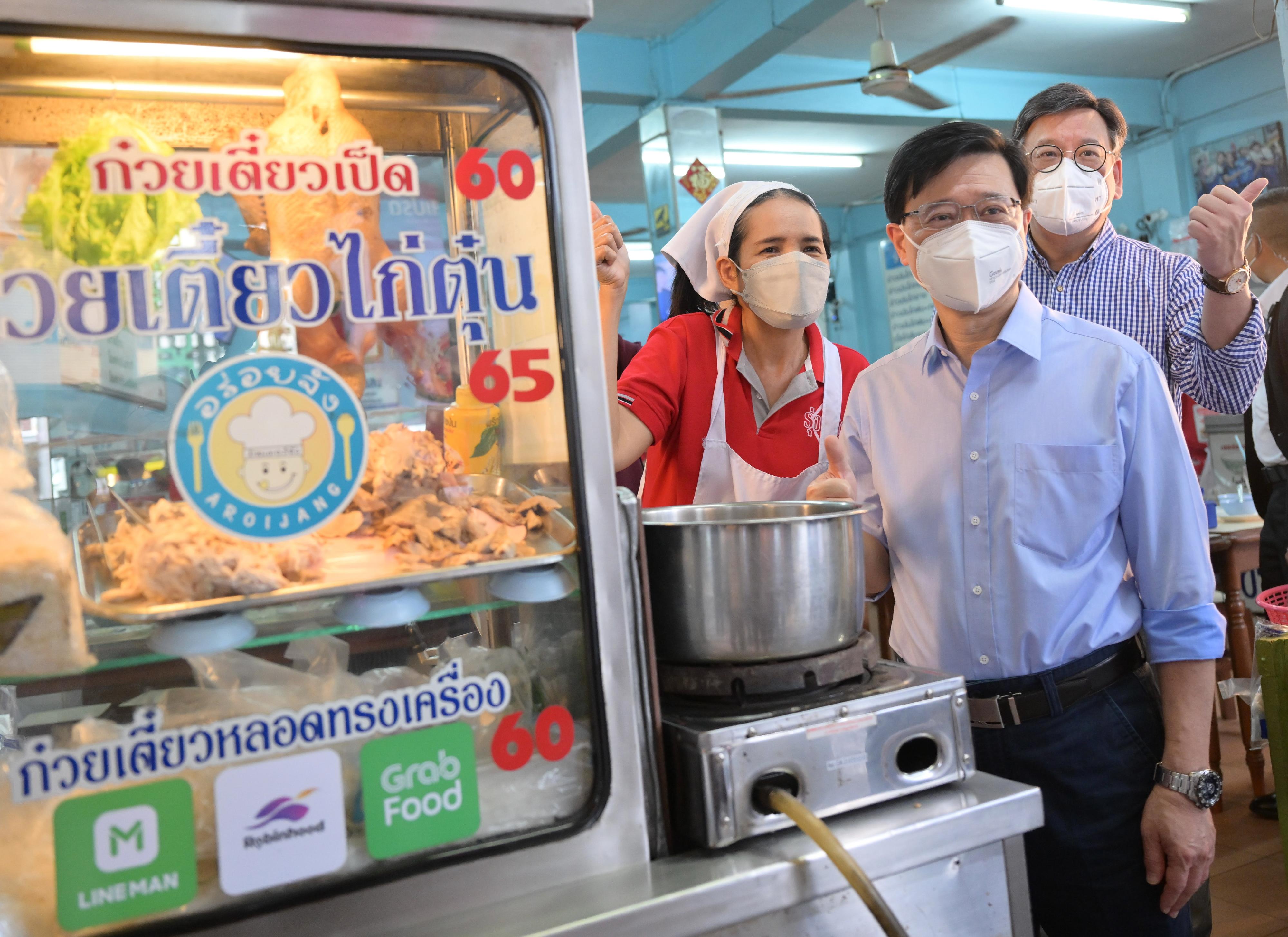 行政長官李家超今日（十一月二十日）繼續泰國曼谷訪問行程。圖示李家超（中）和商務及經濟發展局局長丘應樺（右）在當地一間道地餐廳合照。