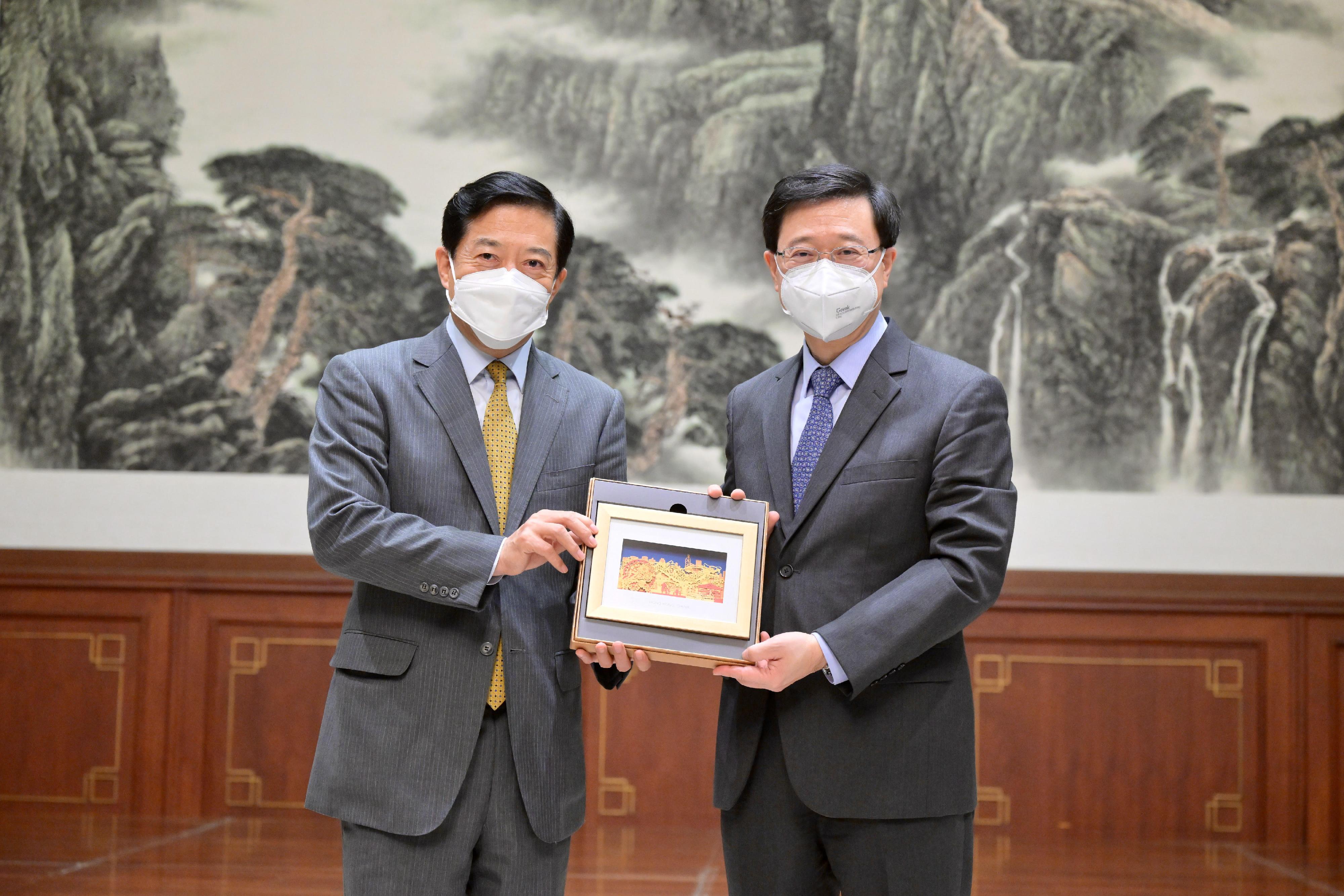 The Chief Executive, Mr John Lee (right), meets with the Ambassador Extraordinary and Plenipotentiary of the People's Republic of China to the Kingdom of Thailand, Mr Han Zhiqiang (left), in Bangkok, Thailand, today (November 20). Photo shows Mr Lee presenting a souvenir to Mr Han.
