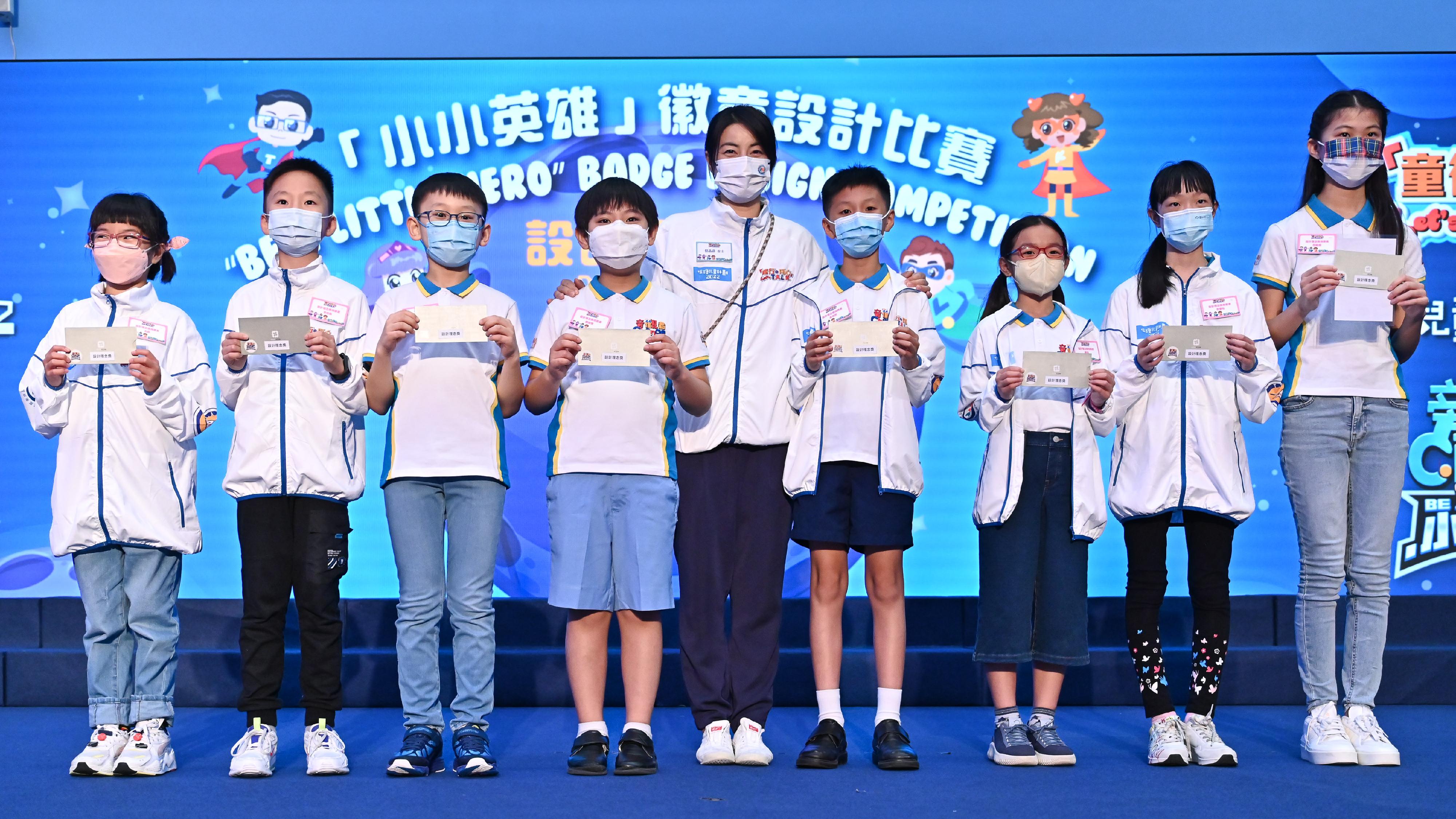 The Hong Kong Police Force held the Closing cum Award Presentation Ceremony for the "Let’s T.A.L.K. – Child Protection Campaign 2022" today (November 20). Photo shows the Ambassador of the Child Protection Campaign, Ms Guo Jingjing (centre), presenting the awards for “Be a Little Hero” Badge Design Competition to winners.
