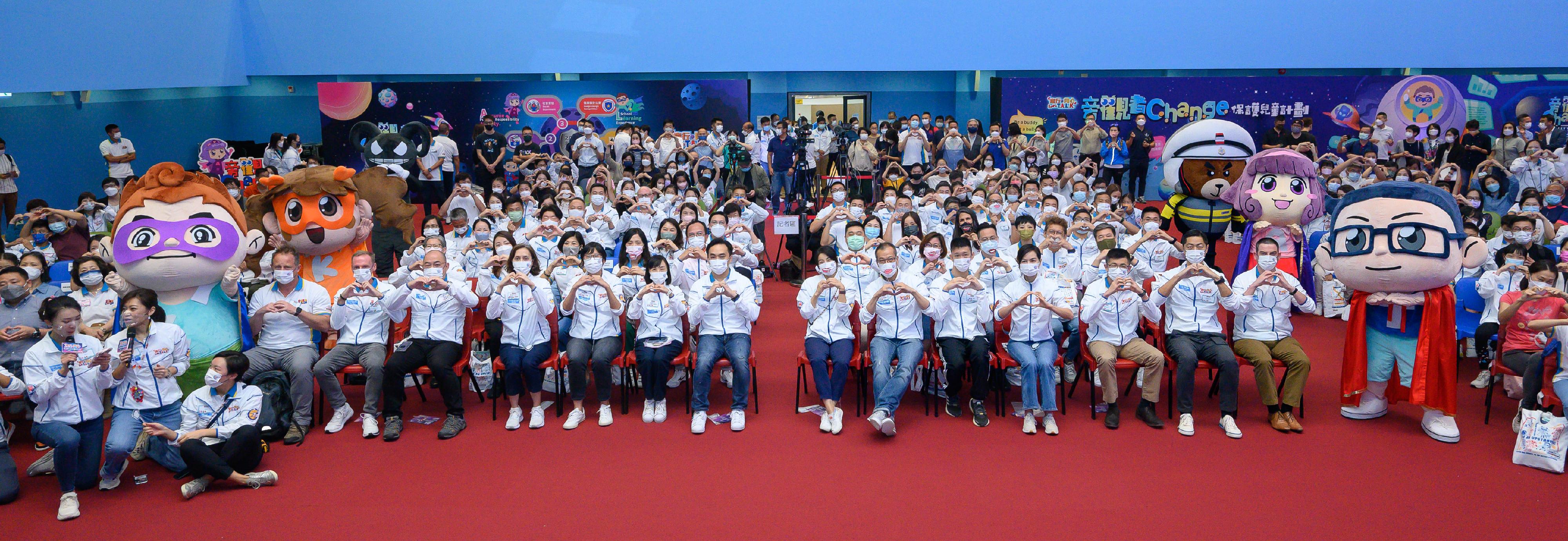 The Hong Kong Police Force (HKPF) held the Closing cum Award Presentation Ceremony for the "Let’s T.A.L.K. – Child Protection Campaign 2022" today (November 20). Picture shows the Deputy Commissioner of Police (Operations), Mr Yuen Yuk-kin (front row, seventh left); the Director of Social Welfare, Miss Charmaine Lee (front row, sixth left); the Ambassador of the Child Protection Campaign, Ms Guo Jingjing (front row, seventh right); the representative of the Hong Kong Paralympic Committee, Mr So Wa-wai (front row, fifth right); the Director of Crime and Security of the HKPF, Mr Yip Wan-lung (front row, sixth right); the Assistant Commissioner of Police (Crime), Ms Chung Wing-man (front row, fifth left); and the Chief Superintendent of Crime Wing Support Group of the HKPF, Ms Yu Hoi-kwan (front row, fourth right); and the Senior Police Clinical Psychologist, Ms Mak Wing-fun (front row, fourth left), taking a group photo with other guests.