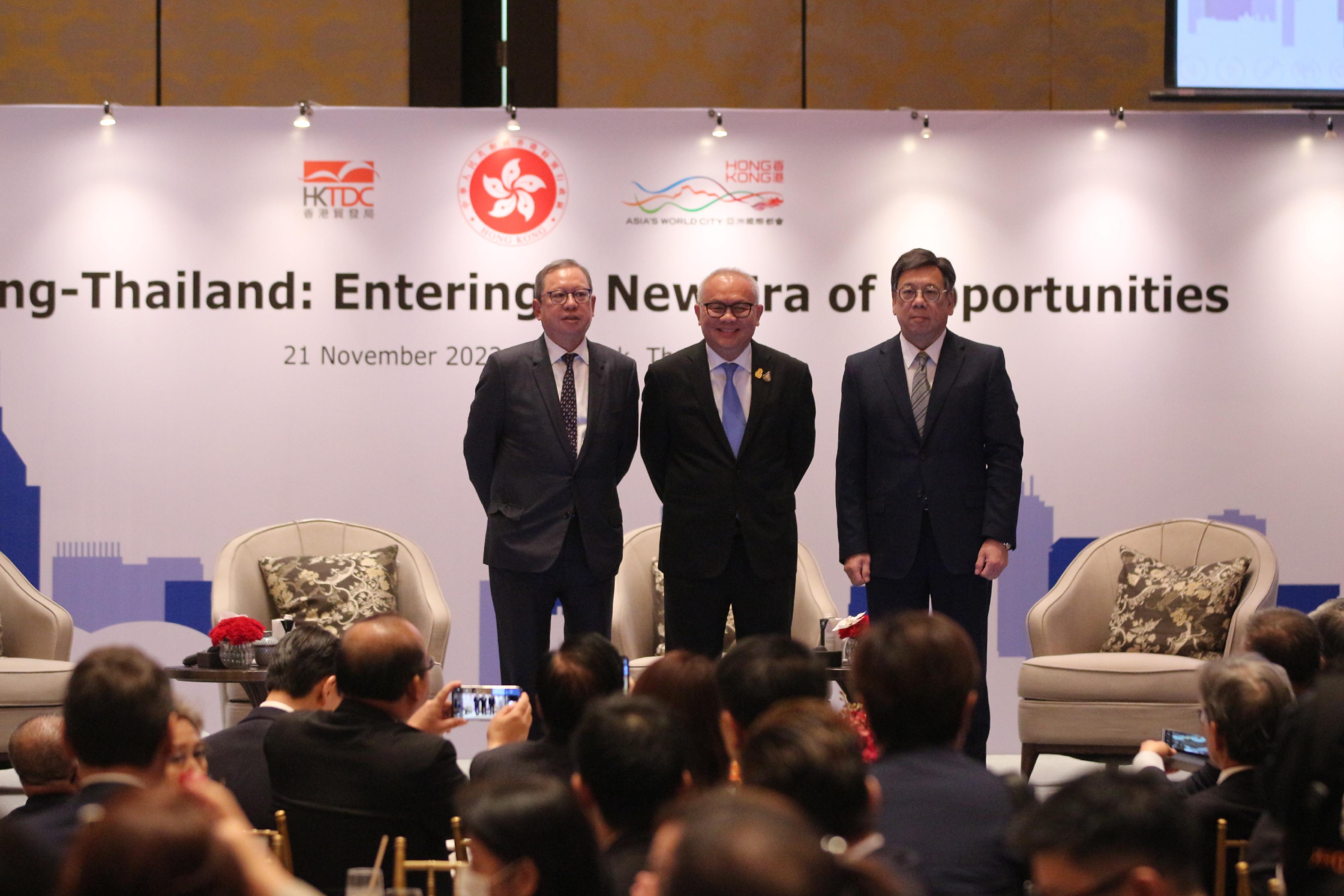 The Secretary for Commerce and Economic Development, Mr Algernon Yau, and a Hong Kong business delegation shared with Thai business sectors Hong Kong’s favourable business environment and immense opportunities at a business seminar-cum-lunch in Bangkok, Thailand, today (November 21). Mr Yau (right) is pictured with Deputy Prime Minister and Minister of Energy of Thailand, Mr Supattanapong Punmeechaow (centre), and the Chairman of the Hong Kong Trade Development Council, Dr Peter Lam (left).