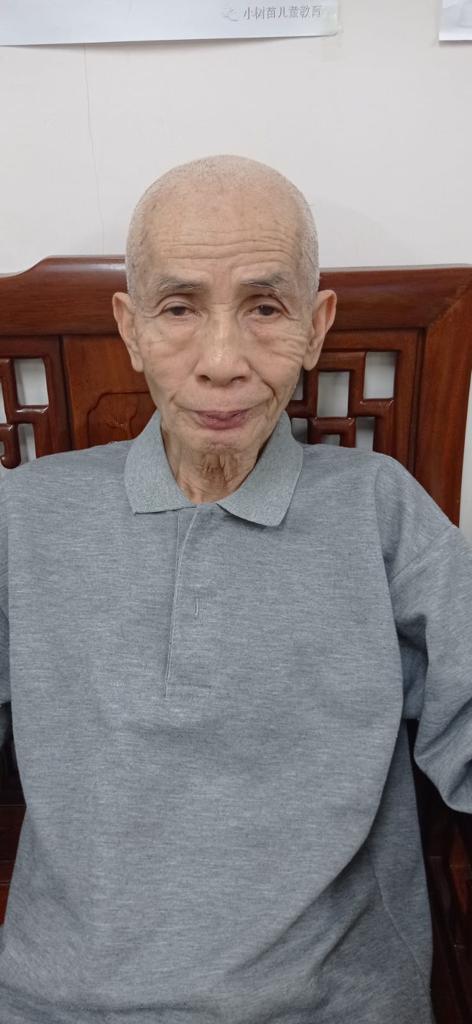 Lee Wai-tung, aged 72, is about 1.6 metres tall, 50 kilograms in weight and of thin build. He has a pointed face with yellow complexion and is bald. He was last seen wearing a black jacket, grey trousers and black slippers.