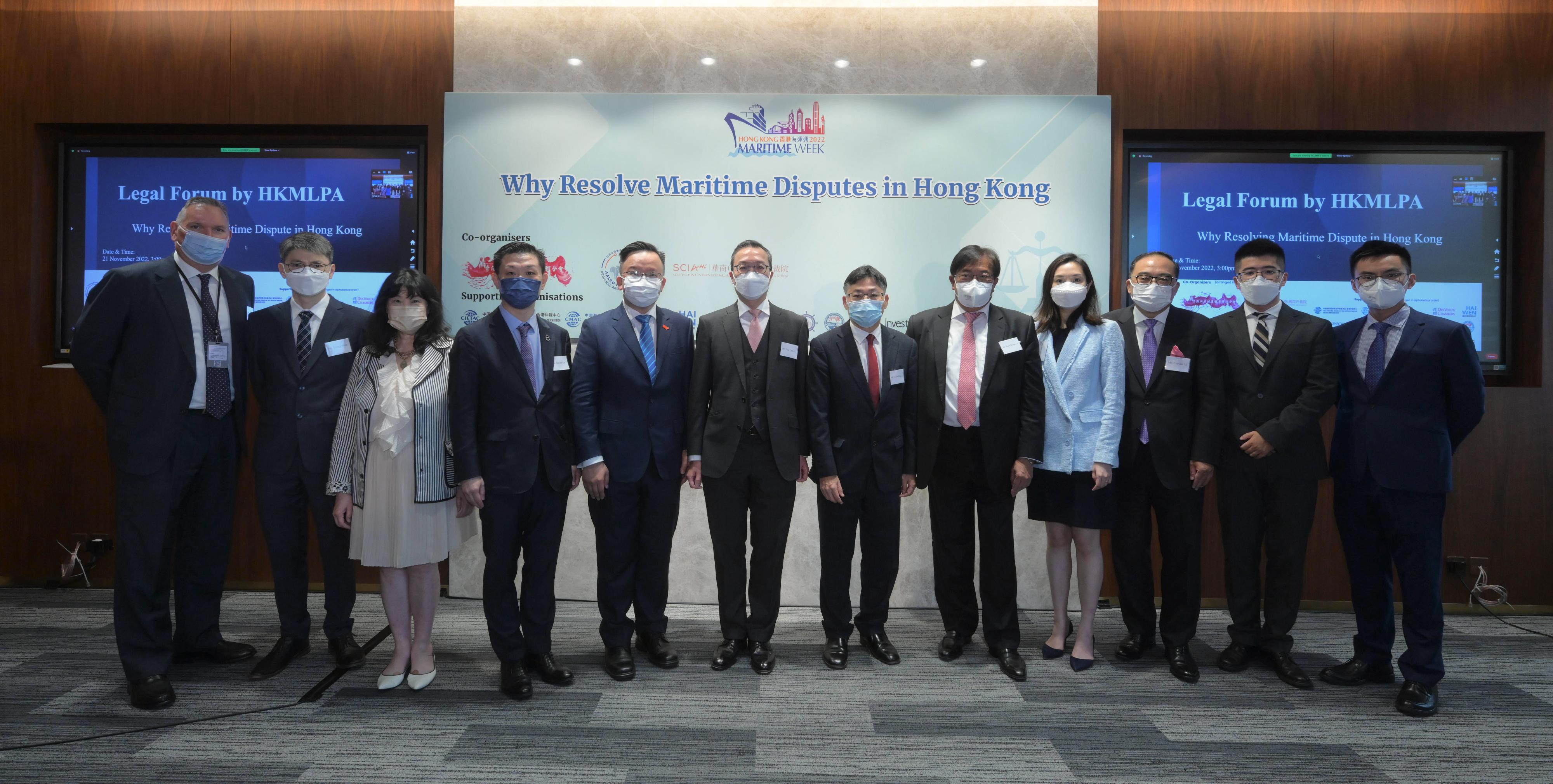 The Why Resolve Maritime Disputes in Hong Kong legal forum under Hong Kong Maritime Week 2022 was held today (November 21). Photo shows the Secretary for Justice, Mr Paul Lam, SC (sixth left); the Secretary for Transport and Logistics, Mr Lam Sai-hung, (sixth right); the Director of the Asian-African Legal Consultative Organization Hong Kong Regional Arbitration Centre, Mr Nick Chan (fifth left); the Executive Chairman of the South China International Arbitration Center (Hong Kong), Mr Huen Wong (fifth right), and other guests at the forum.