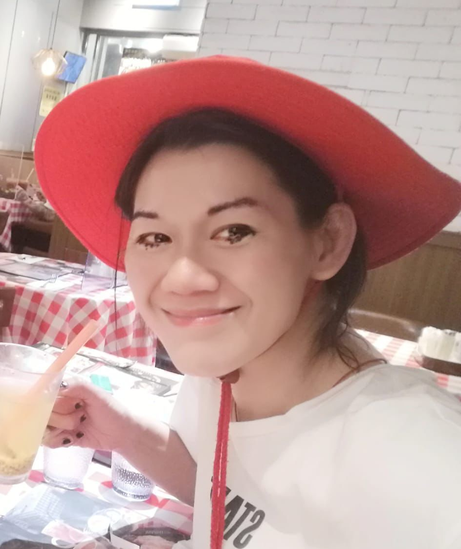 Chun Chi-kiu, Rainbow, aged 46,  is about 1.73 metres tall, 70 kilograms in weight and of medium build. She has a long face with yellow complexion and short black hair. She was last seen wearing a white T-shirt, blue short jeans, pink slippers and was carrying a brown rucksack.
