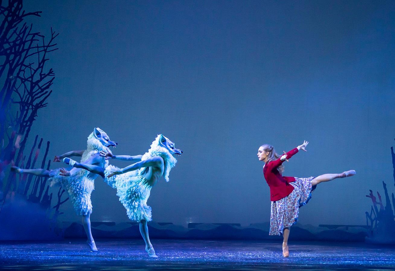 The Leisure and Cultural Services Department will present two stage performance screenings of "The Snow Queen" by the Scottish Ballet as one of the highlights of its "Cheers!" Series. Photo shows a film still from "The Snow Queen" (Screening). (Source of photo: Andy Ross)