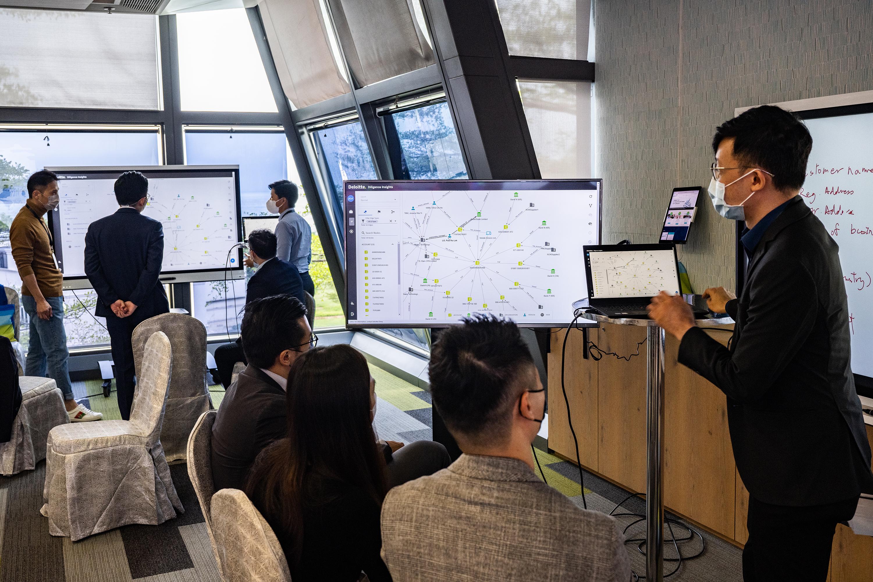 The Hong Kong Monetary Authority and Cyberport co-hosted the third Anti-Money Laundering Regtech Lab today (November 24), with support from Deloitte. Photo shows participating banks collaborate with technical experts exploring the use of synthetic data to demonstrate testing of network diagrams. 