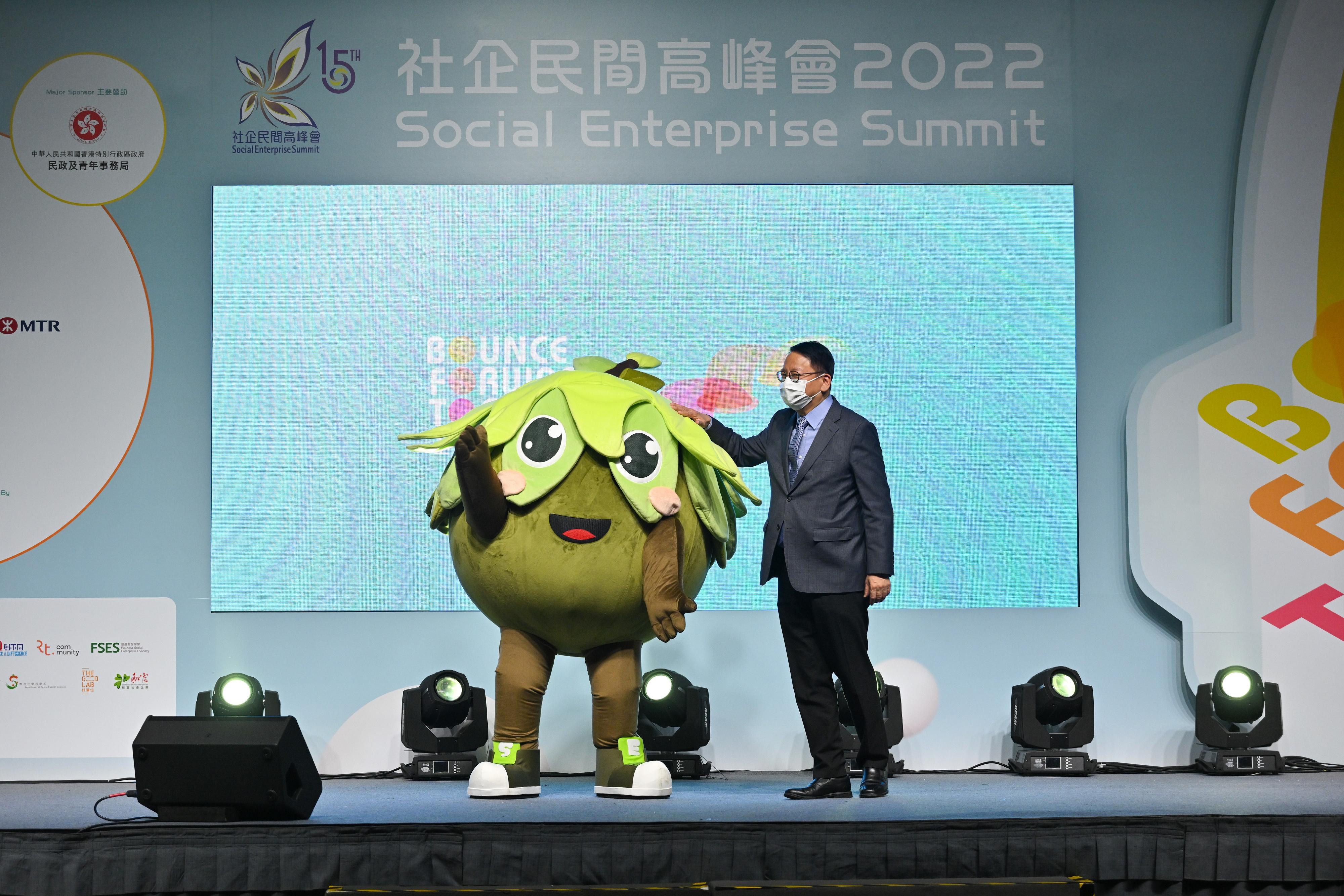 The Chief Secretary for Administration, Mr Chan Kwok-ki, attended the opening ceremony of the Social Enterprise Summit 2022 today (November 24). Photo shows Mr Chan and the social enterprise mascot Bloomy the Tree at the event.