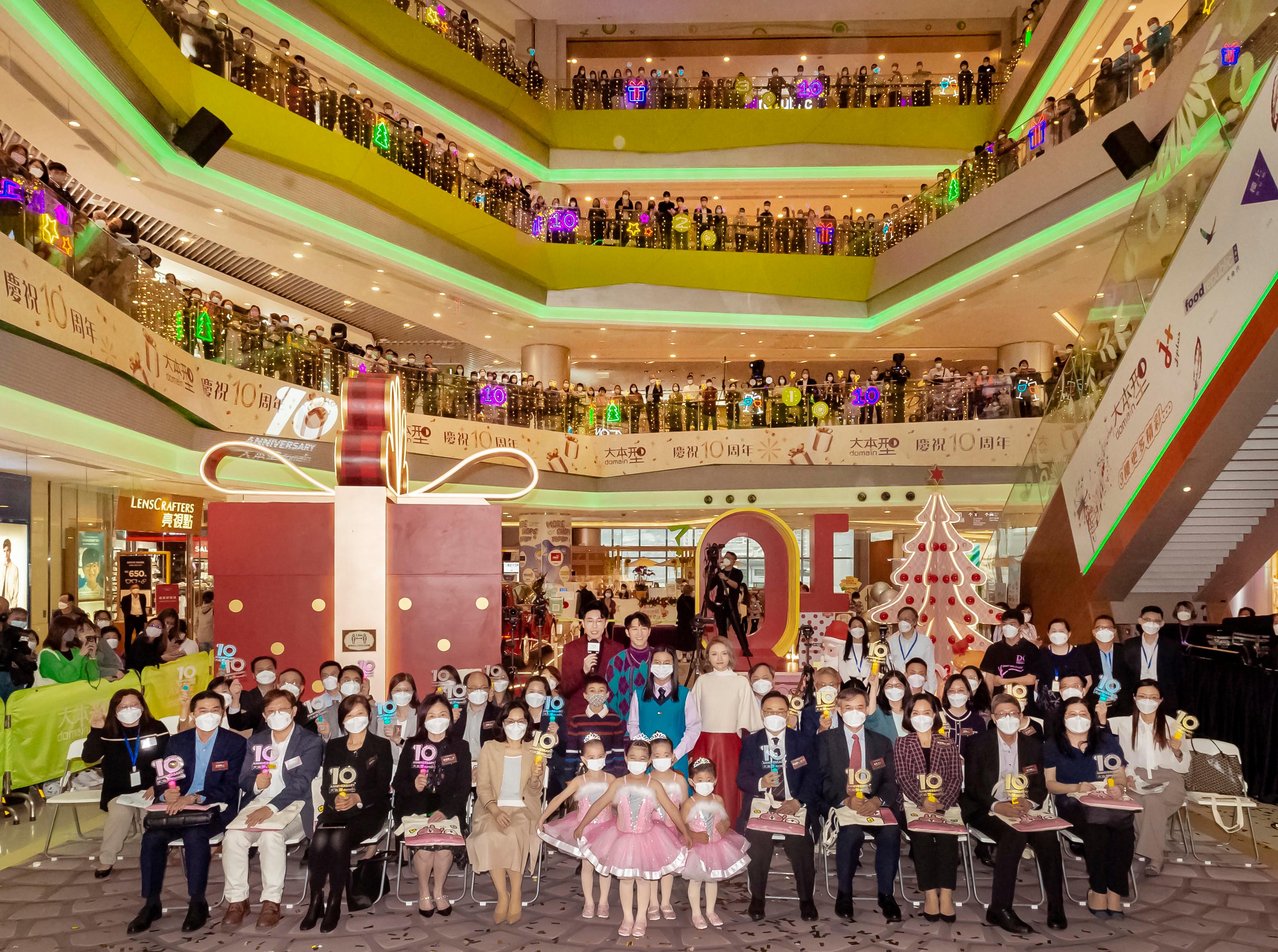 The Hong Kong Housing Authority (HA) today (November 25) held the "Domain 10th Anniversary Celebration cum Glamorous and Shining Christmas" event at Domain, its flagship shopping mall in Yau Tong. Photo shows the Director of Housing, Miss Agnes Wong (front row, fifth left); the Assistant Director of Housing (Estate Management)2, Ms Josephine Shu (front row, third left); members of the HA's Commercial Properties Committee; members of the HA; and tenants' representatives with other guests.