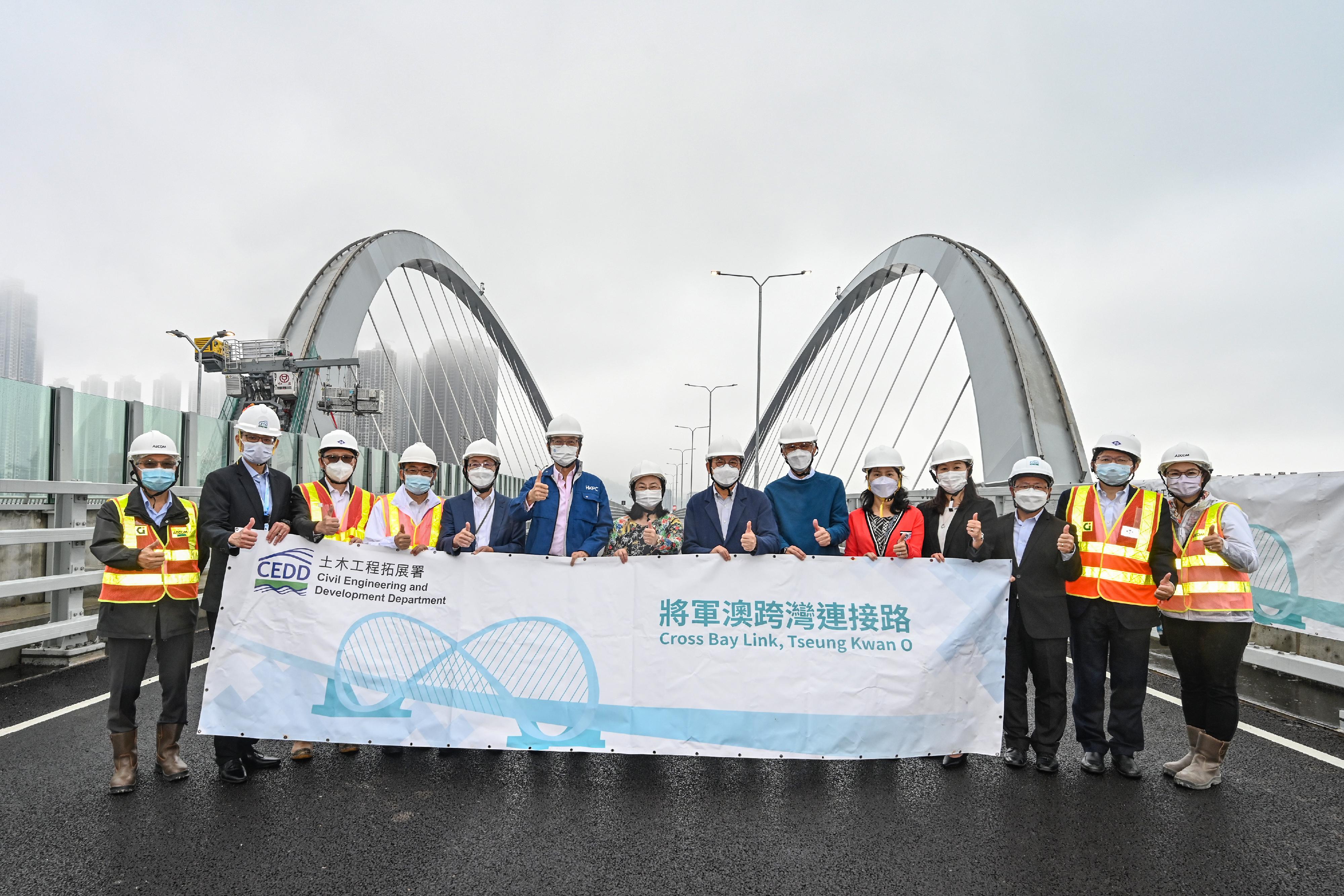 Non-official Members of the Executive Council (ExCo Non-official Members) today (November 25) visited the Tseung Kwan O-Lam Tin Tunnel and Cross Bay Link, Tseung Kwan O. Photo shows ExCo Non-official Members with the Secretary for Transport and Logistics, Mr Lam Sai-hung (fourth left); the Permanent Secretary for Transport and Logistics, Ms Mable Chan (fifth right); and representatives of the Government and the project team members on the marine viaduct of the Cross Bay Link, Tseung Kwan O.