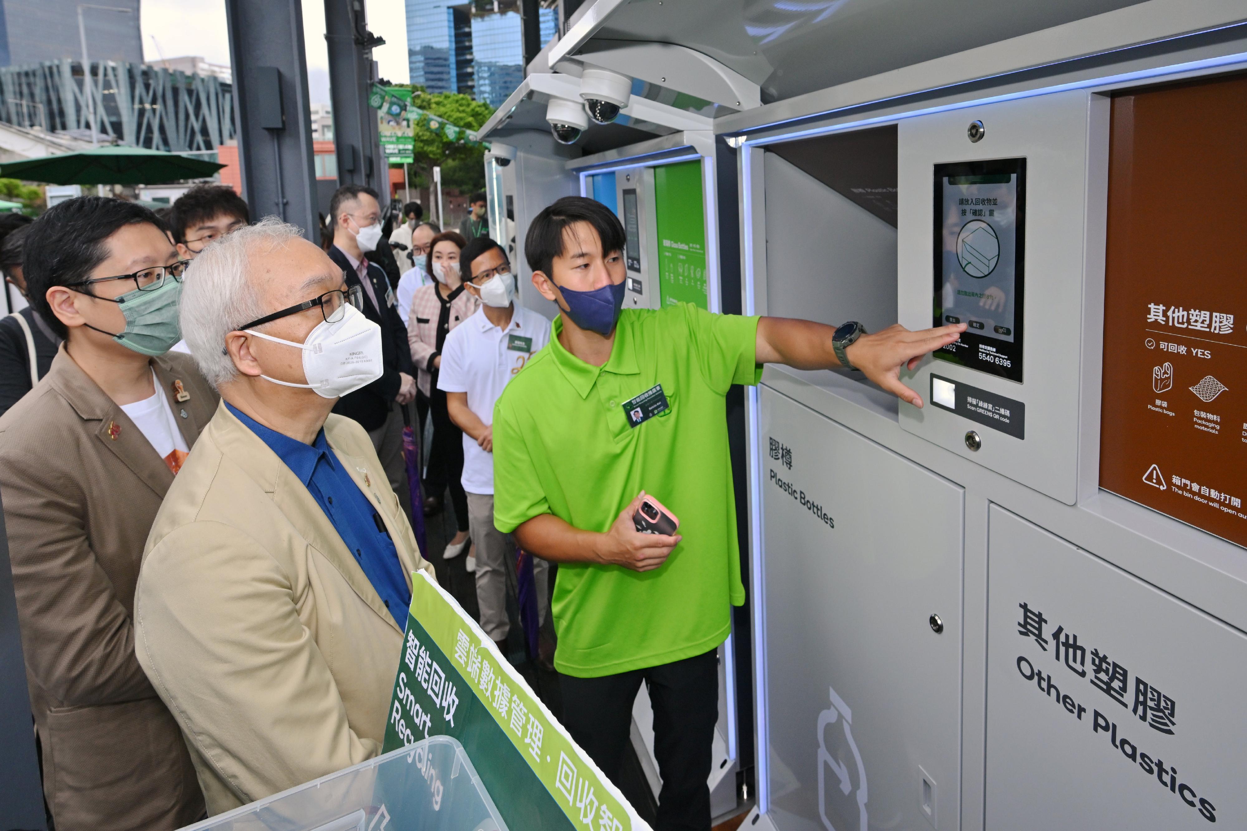 The Kick-off Ceremony of GREEN@COMMUNITY Recycling Month organised by the Environmental Protection Department was held at the Recycling Station GREEN@KWUN TONG today (November 26). Photo shows the Secretary for Environment and Ecology, Mr Tse Chin-wan (second left), and the Chairman of the Environmental Campaign Committee, Mr Simon Wong (first left), being briefed by staff on the operation of the smart recycling system.