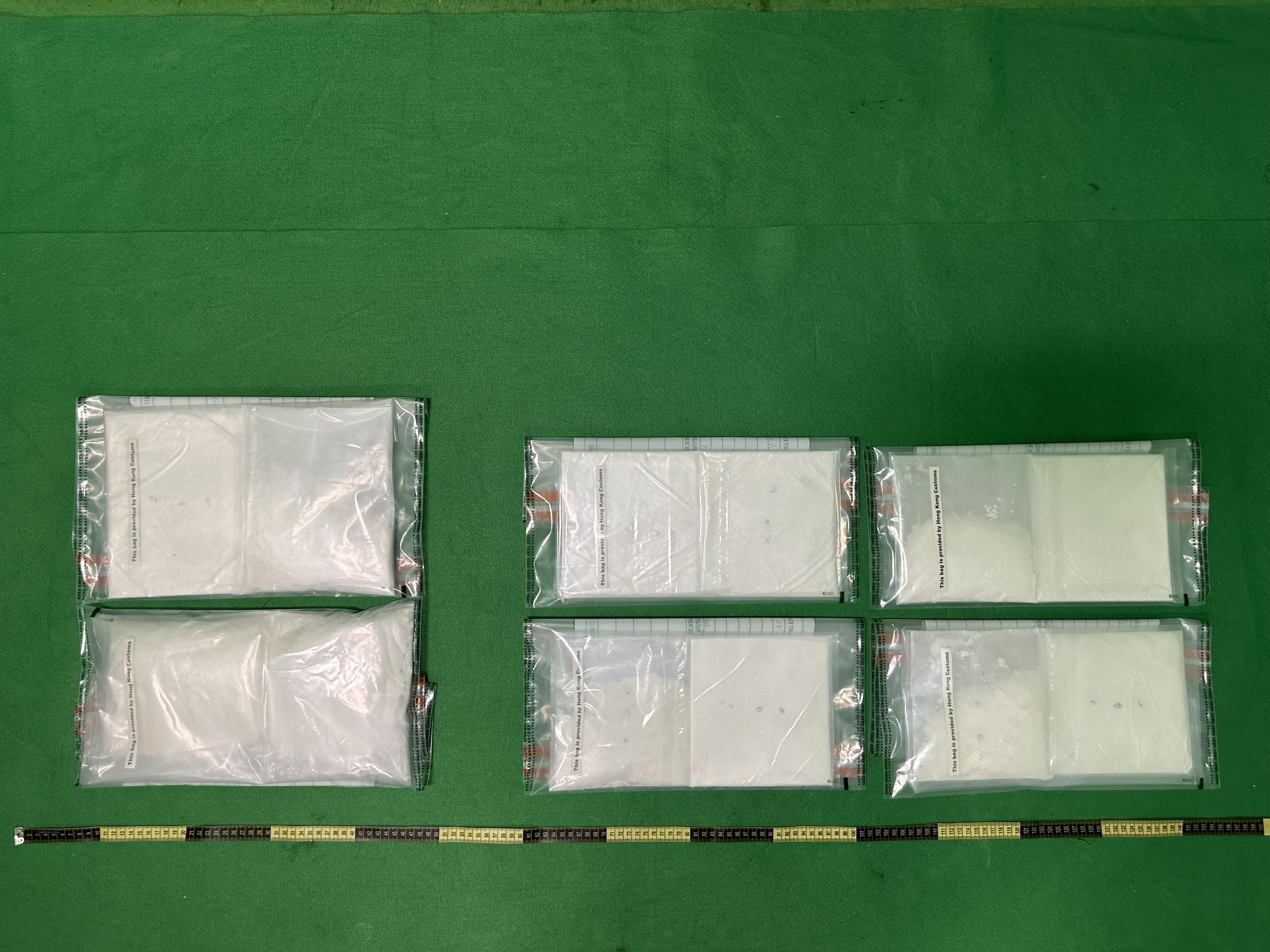香港海關昨日（十一月二十五日）在香港國際機場檢獲約三公斤懷疑可卡因，估計市值約二百六十萬元。圖示檢獲的懷疑可卡因。
