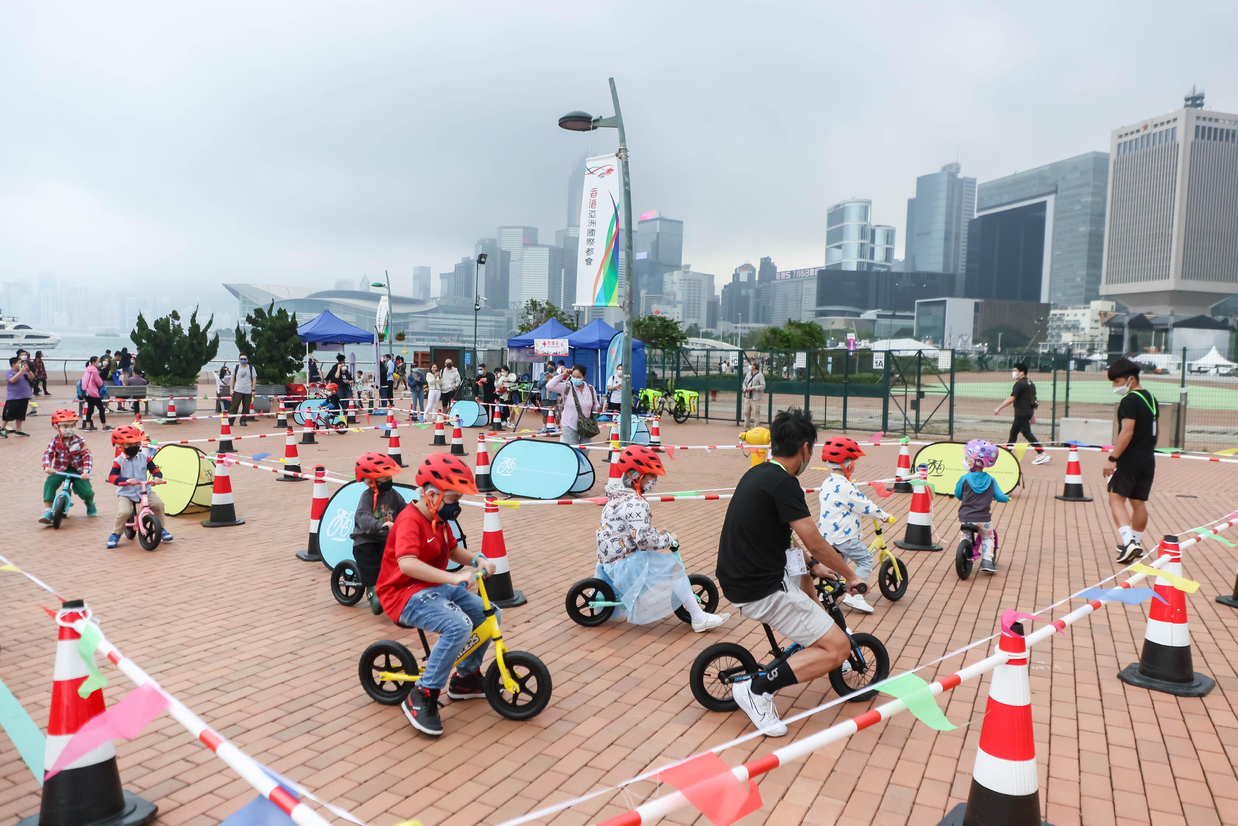 The Harbourfront Commission and the Civil Engineering and Development Department today (November 27) held the Fun Day of Shared Path along Victoria Harbour. Photo shows participants taking part in a cycling game.