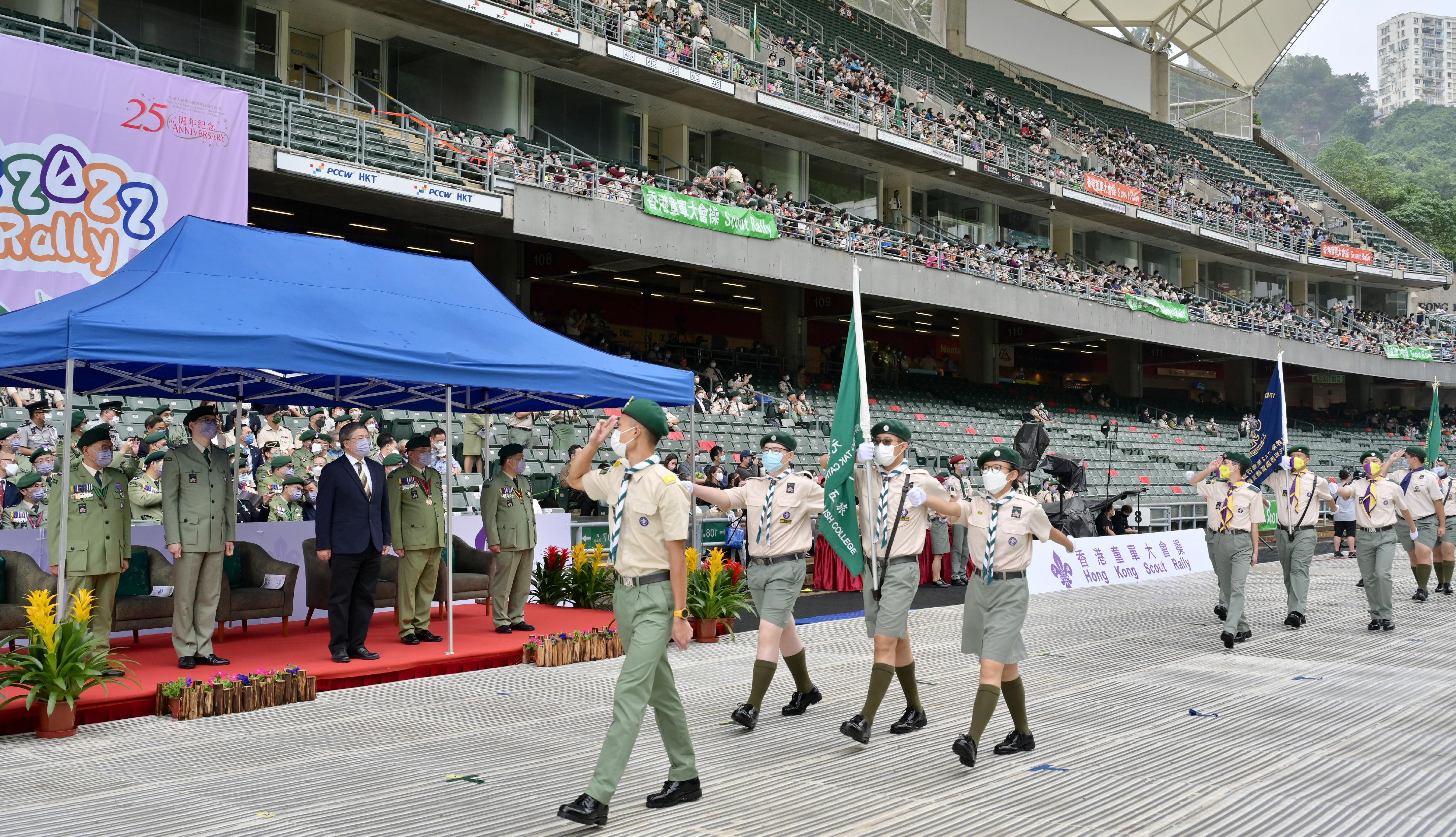 政務司副司長卓永興今日（十一月二十七日）上午在香港大球場主持香港童軍大會操2022。圖示卓永興（左三）檢閱步操隊伍。