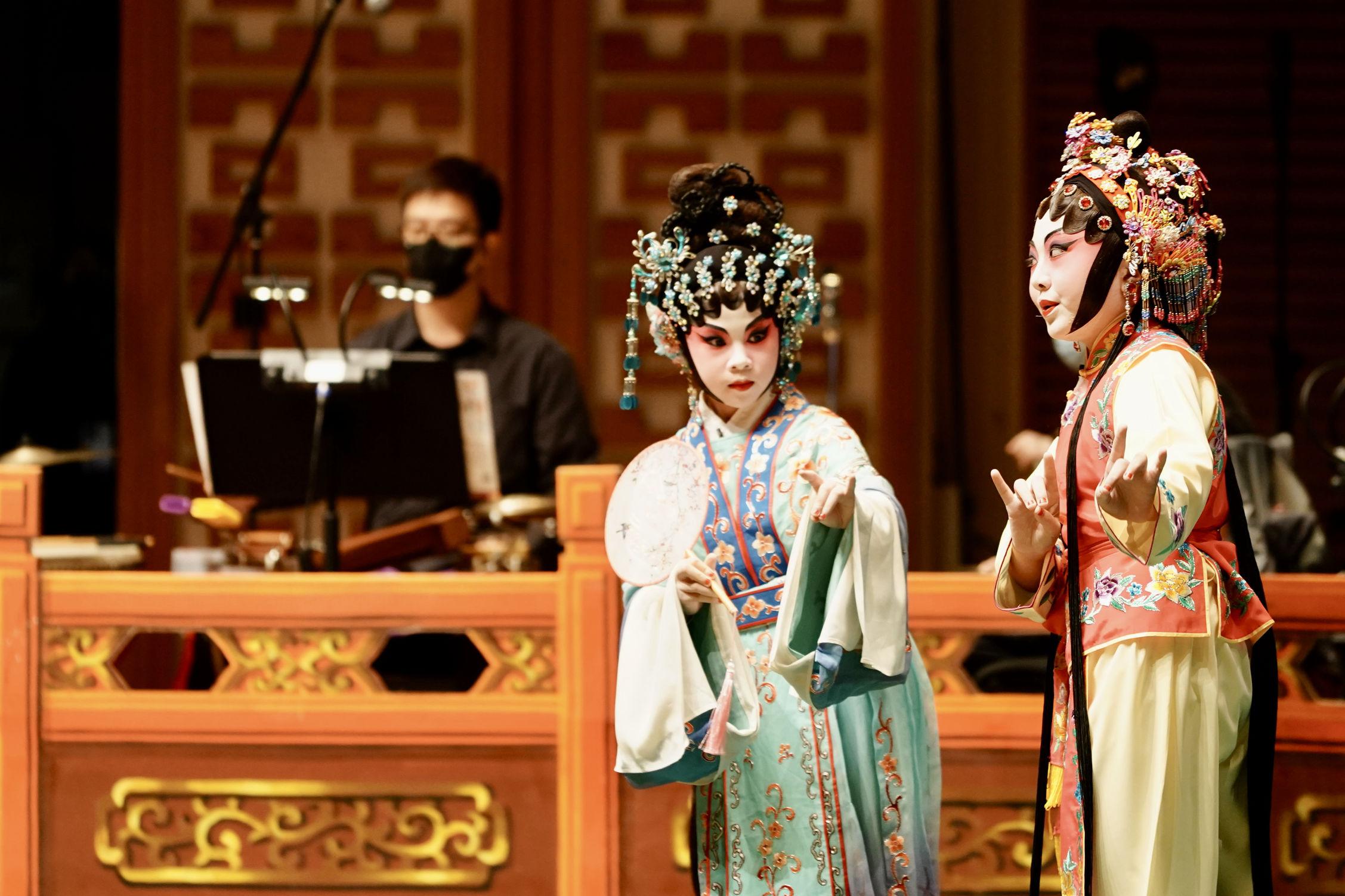 The annual Cantonese Opera Day, presented by the Leisure and Cultural Services Department, celebrated its 20th anniversary today (November 27) with an array of free activities. Photo shows young Cantonese opera talents performing onstage in the programme "Cantonese Opera Excerpts and Cantonese Operatic Songs".