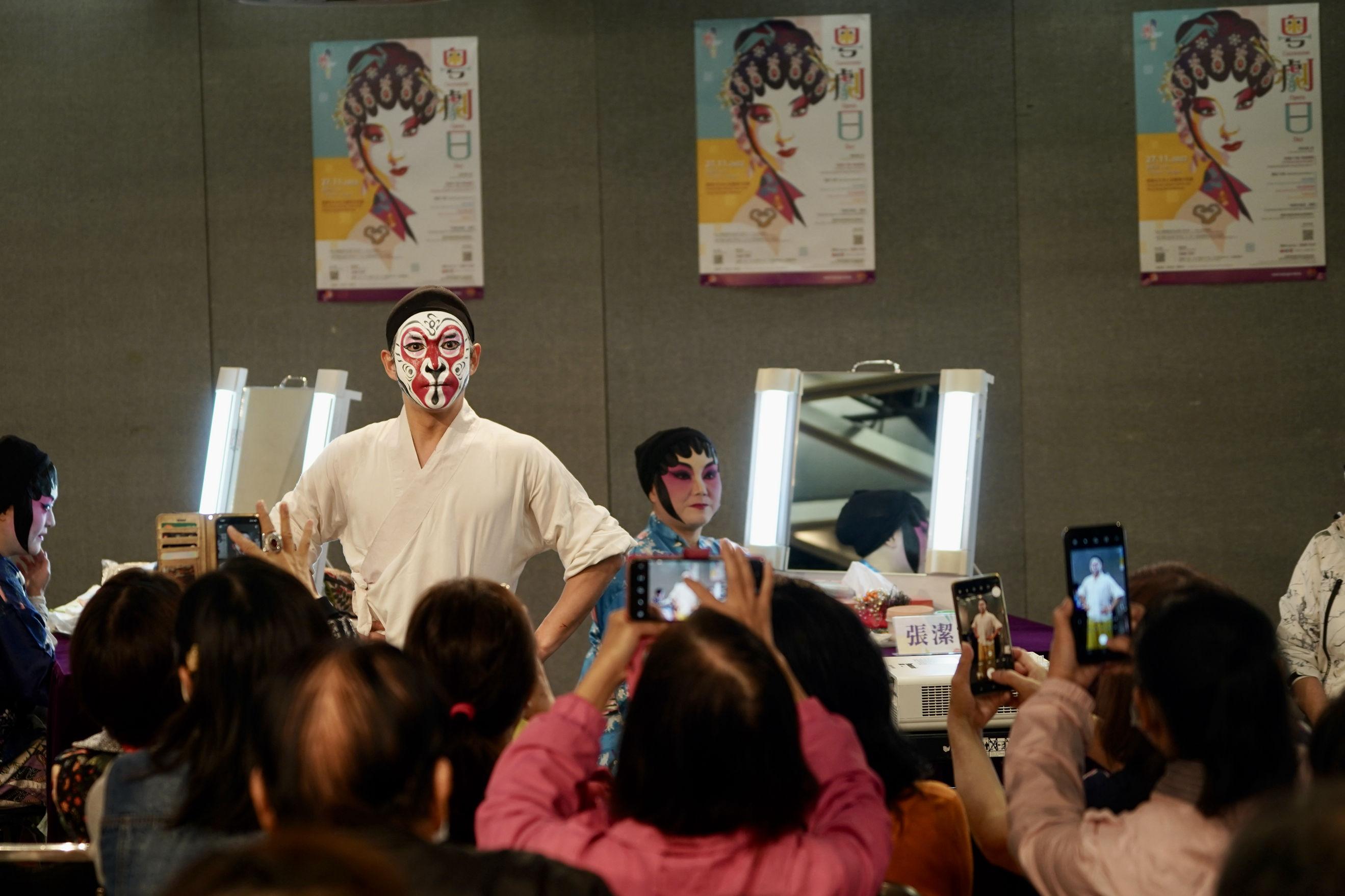 康樂及文化事務署今日（十一月二十七日）舉行一年一度的「粵劇日」，透過連串精彩的免費活動慶祝二十周年。圖示粵劇演員向觀眾示範粵劇化妝。