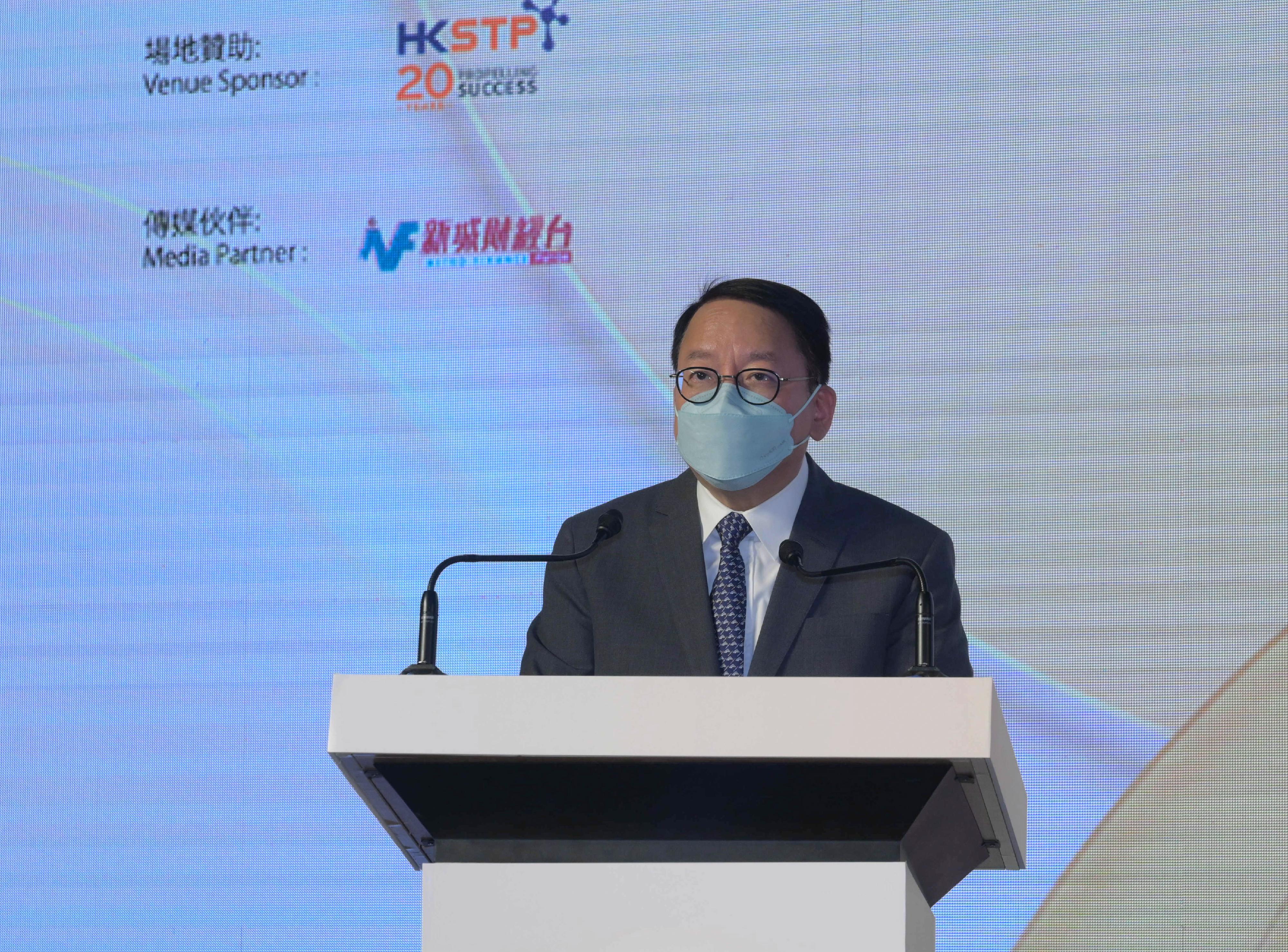 The Chief Secretary for Administration, Mr Chan Kwok-ki, speaks at the 2021-22 Hong Kong Awards for Industries Awards Presentation Ceremony today (November 28). 
