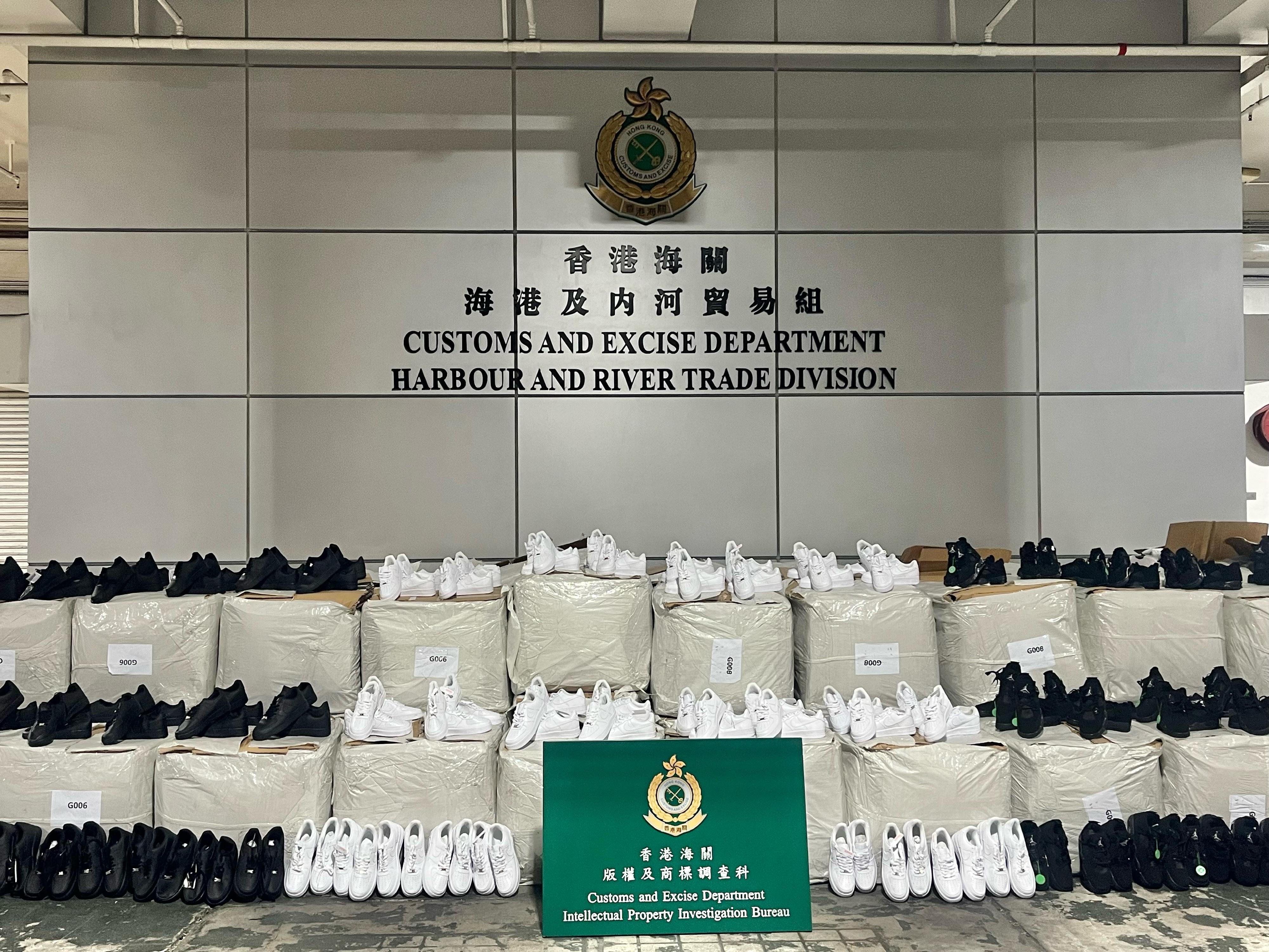 香港海關十一月二十四日在屯門內河船碼頭海關驗貨場檢獲約一萬對懷疑冒牌運動鞋，估計市值約三百六十萬元。圖示部分檢獲的懷疑冒牌運動鞋。