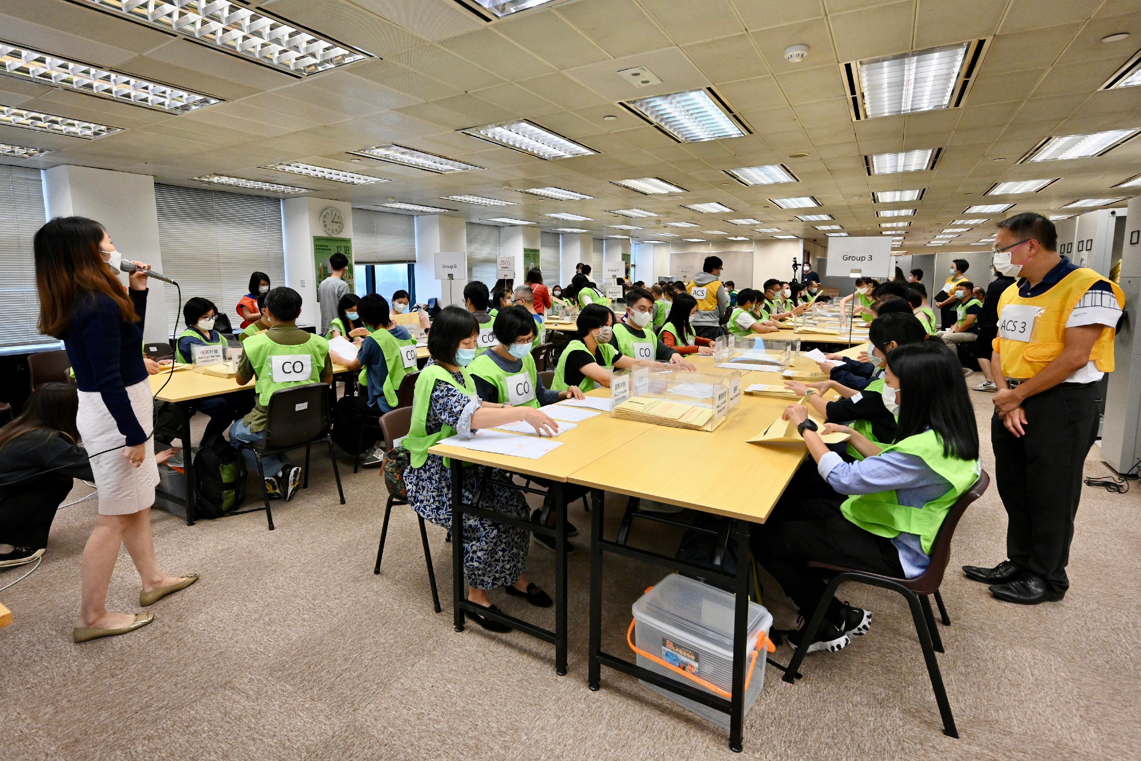 The Registration and Electoral Office (REO) has been conducting various training sessions for staff of the central counting station of the 2022 Legislative Council Election Committee constituency by-election. Photo shows central counting station staff being briefed by REO staff on the counting procedures at a hands-on training session.