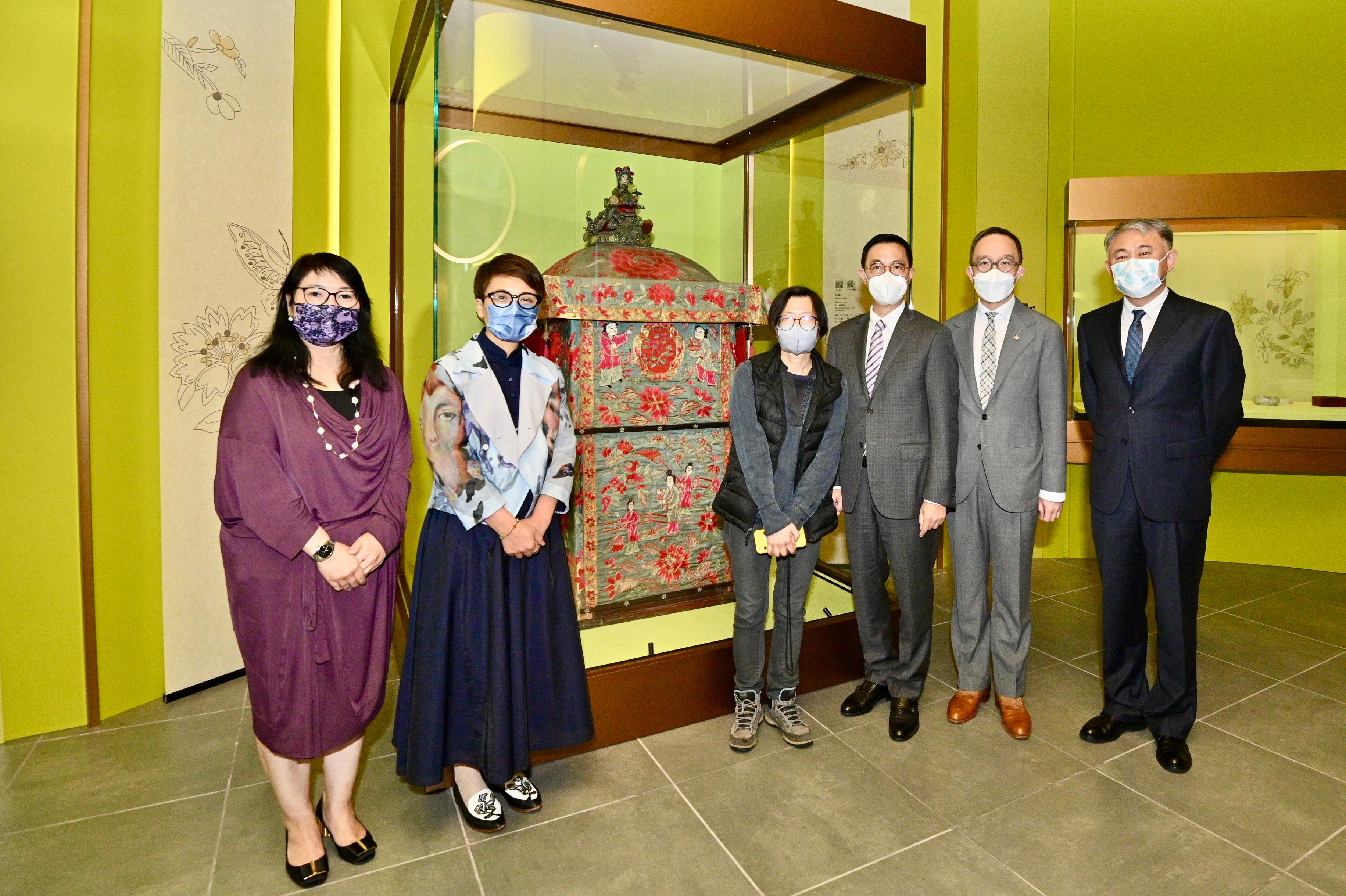 The opening ceremony for the exhibition "The Hong Kong Jockey Club Series: Women and Femininity in Ancient China - Treasures from the Nanjing Museum" was held today (November 29) at the Hong Kong Heritage Museum (HKHM). Photo shows the Secretary for Culture, Sports and Tourism, Mr Kevin Yeung (third right); the Vice Director of the Nanjing Museum, Mr Wang Qizhi (first right); the Executive Director, Charities and Community of the Hong Kong Jockey Club, Dr Gabriel Leung (second right); the Deputy Director of Leisure and Cultural Services (Culture), Ms Eve Tam (second left); the researcher of the Nanjing Museum, Ms Cao Qing (third left) and the Museum Director of the HKHM, Ms Fione Lo (first left) touring the exhibition.