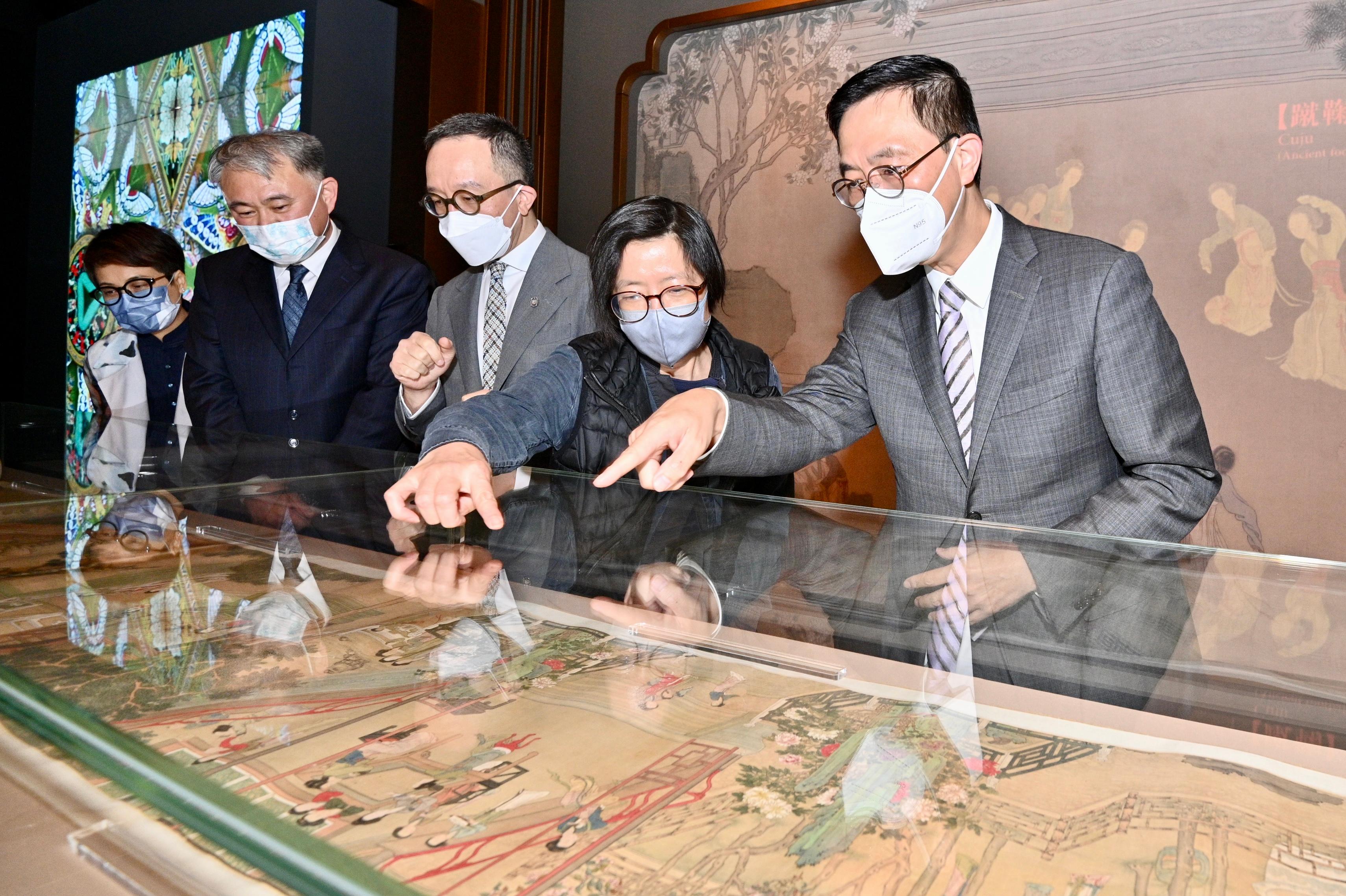 The opening ceremony for the exhibition "The Hong Kong Jockey Club Series: Women and Femininity in Ancient China - Treasures from the Nanjing Museum" was held today (November 29) at the Hong Kong Heritage Museum (HKHM). Photo shows (from right) the Secretary for Culture, Sports and Tourism, Mr Kevin Yeung; the researcher of the Nanjing Museum, Ms Cao Qing; the Executive Director, Charities and Community of the Hong Kong Jockey Club, Dr Gabriel Leung; the Vice Director of the Nanjing Museum, Mr Wang Qizhi and the Deputy Director of Leisure and Cultural Services (Culture), Ms Eve Tam touring the exhibition.